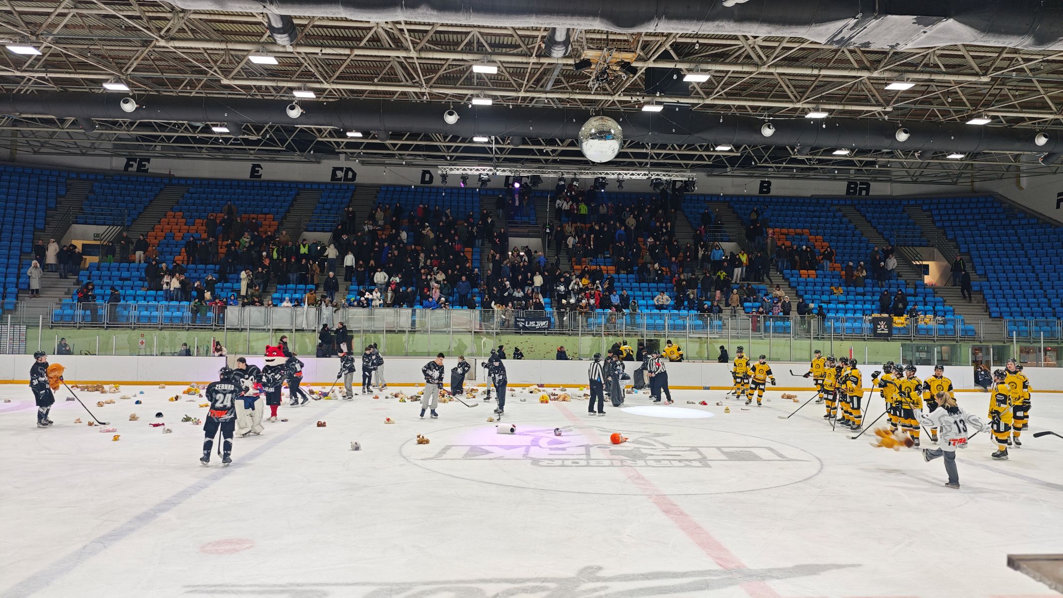 FOTO: V Mariboru ob rekornem obisku 'deževale' plišaste igrače