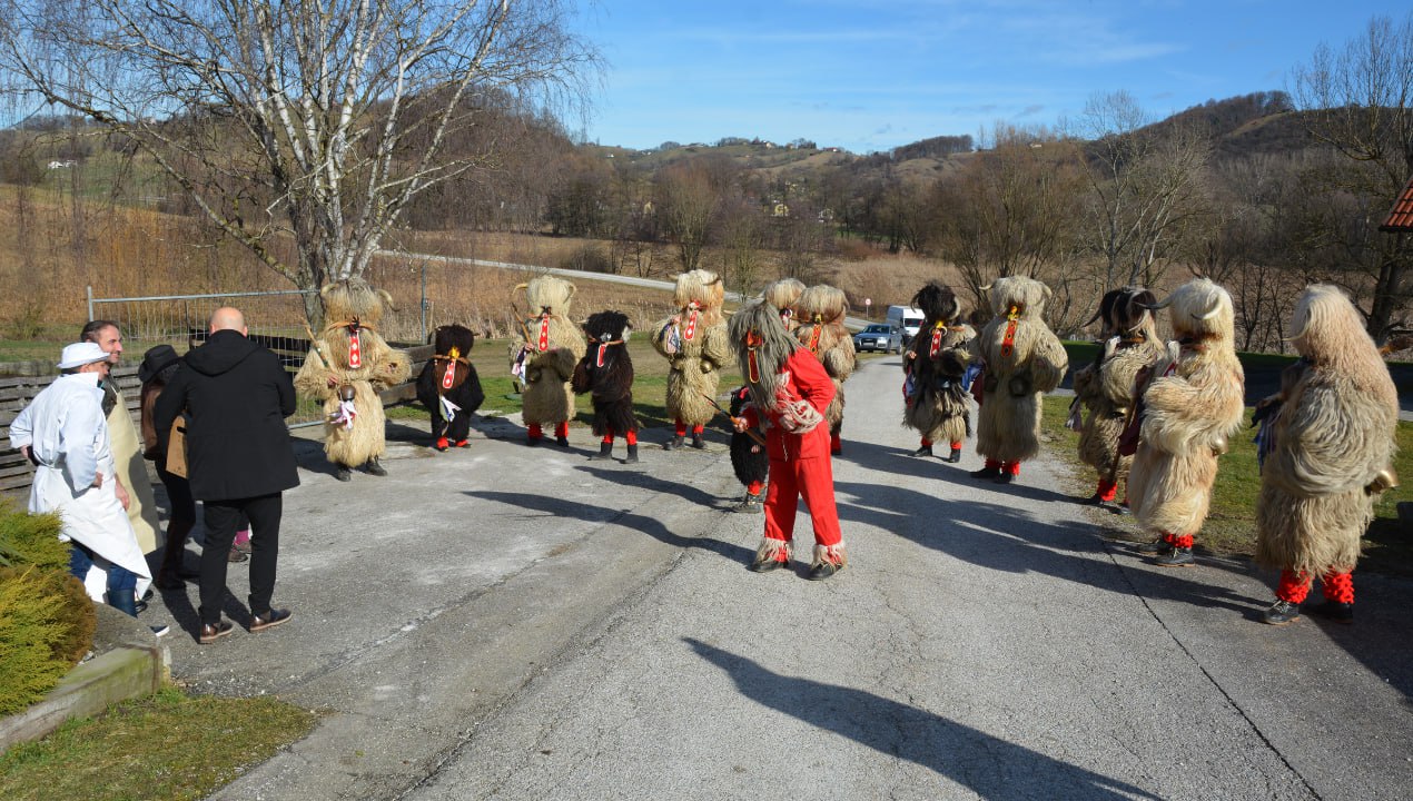 Jakobski kurenti ujeli domače koline na kmetiji Ropič: »To je danes zgodovinska zadeva« (VIDEO)