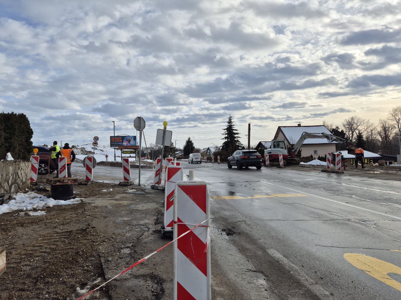V Zgornjem Dupleku gradijo drugo krožišče: Do kdaj bo cesta polovično zaprta?