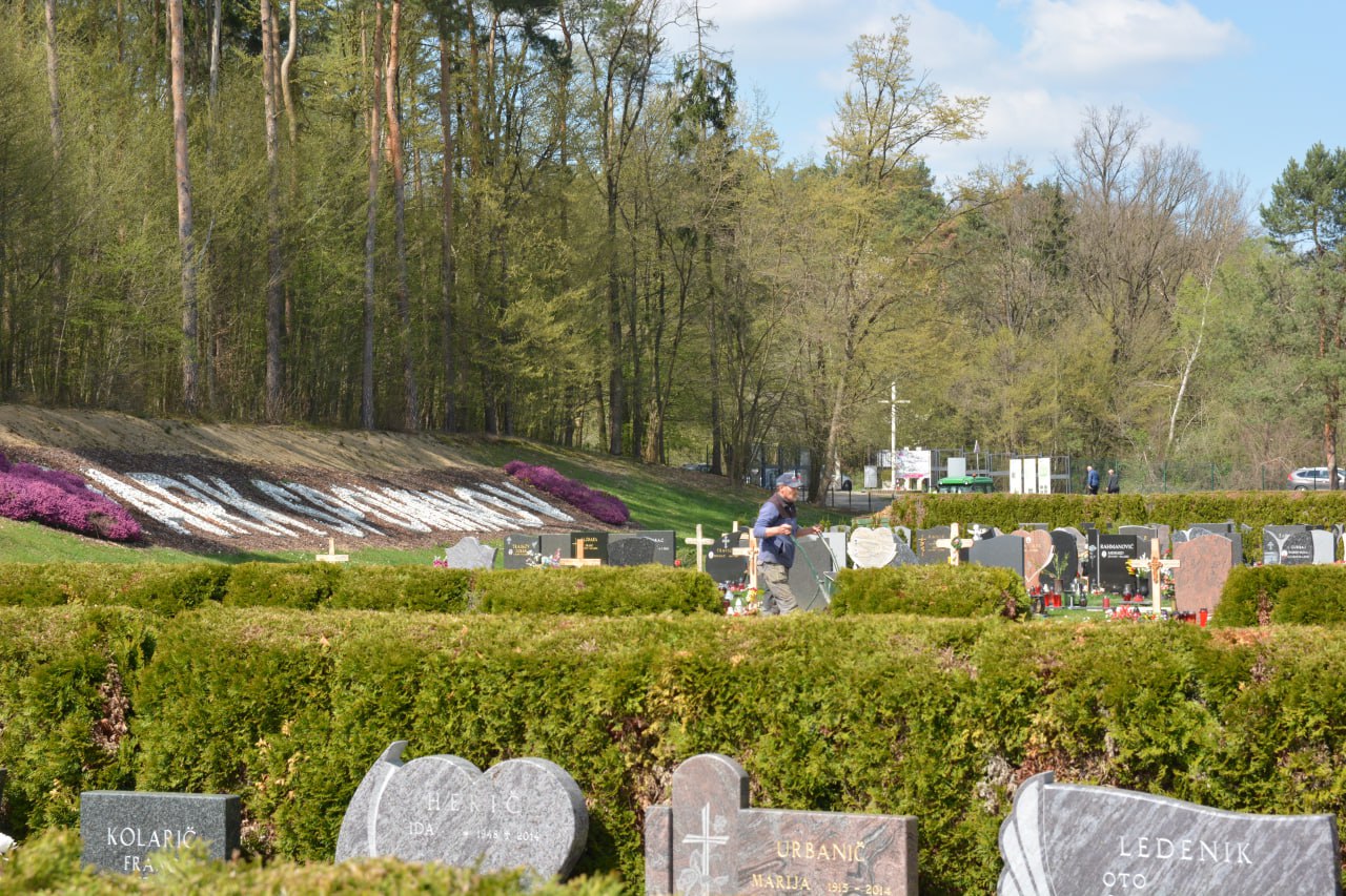 Bi si po smrti želeli biti bližje svojemu ljubljenčku? V Mariboru je to mogoče le "preko ograje"
