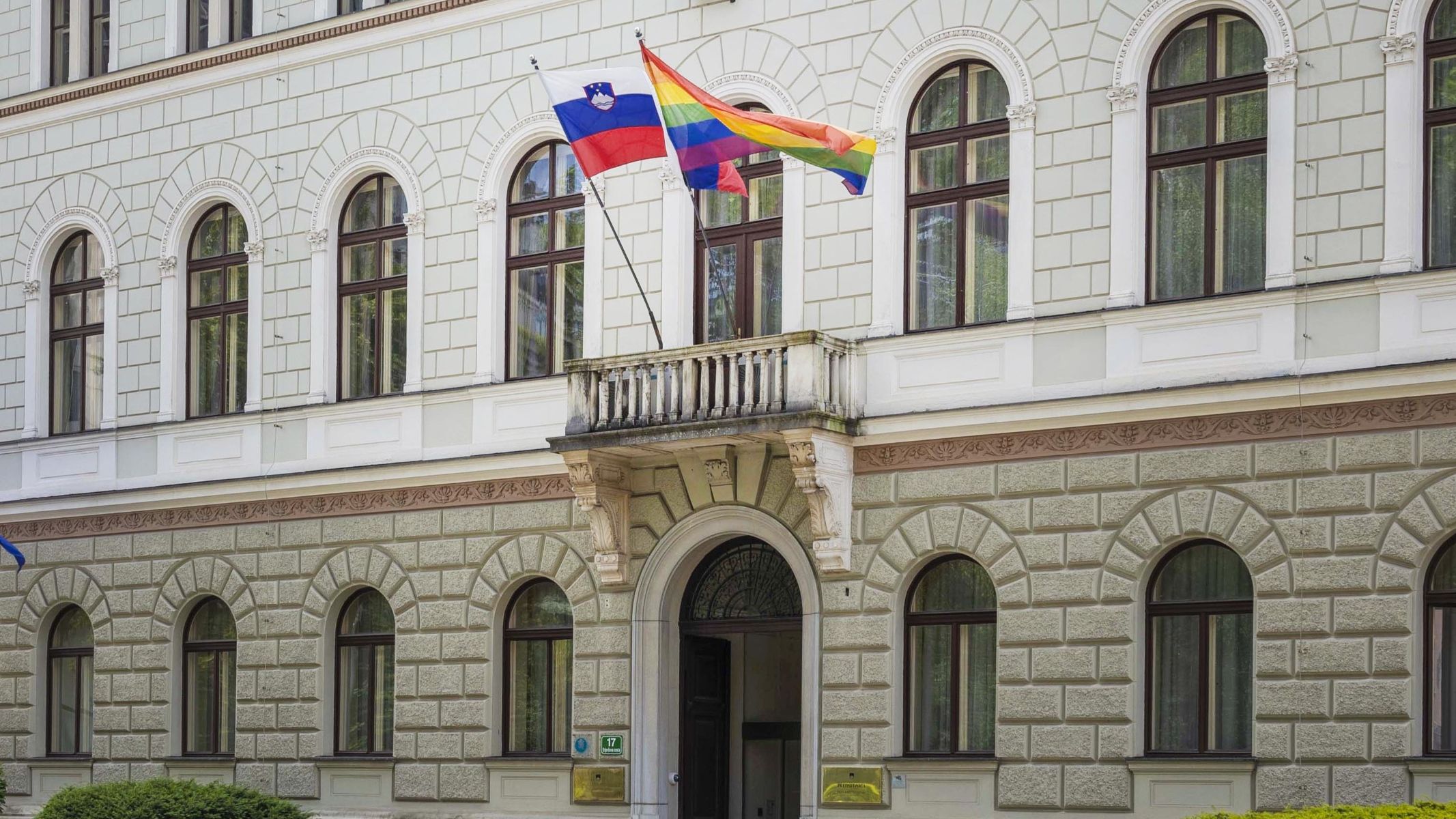 Se bo Nataša Pirc Musar odpovedala mavrični zastavi? Iz njenega urada so poslali jasno sporočilo