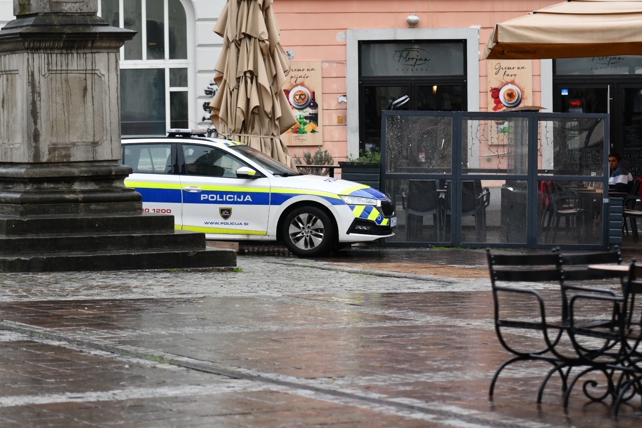 FOTO: Ga prepoznate? Mariborski policisti iščejo roparja s Studencev