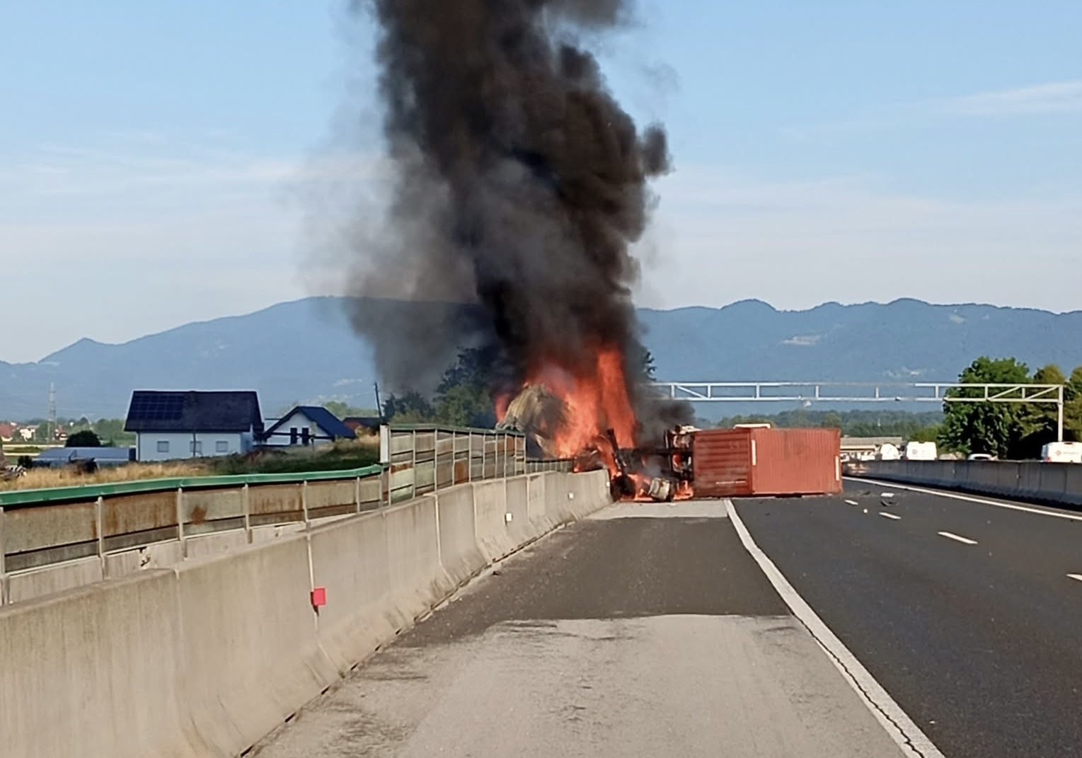FOTO: Goreče tovorno vozilo zaprlo štajersko avtocesto, nastaja večkilometrski zastoj