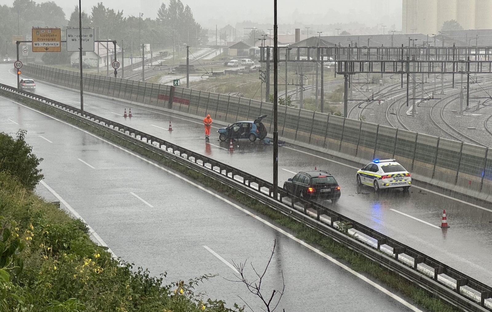 Nesreča vozila na hitri cesti skozi Maribor, promet oviran (FOTO)