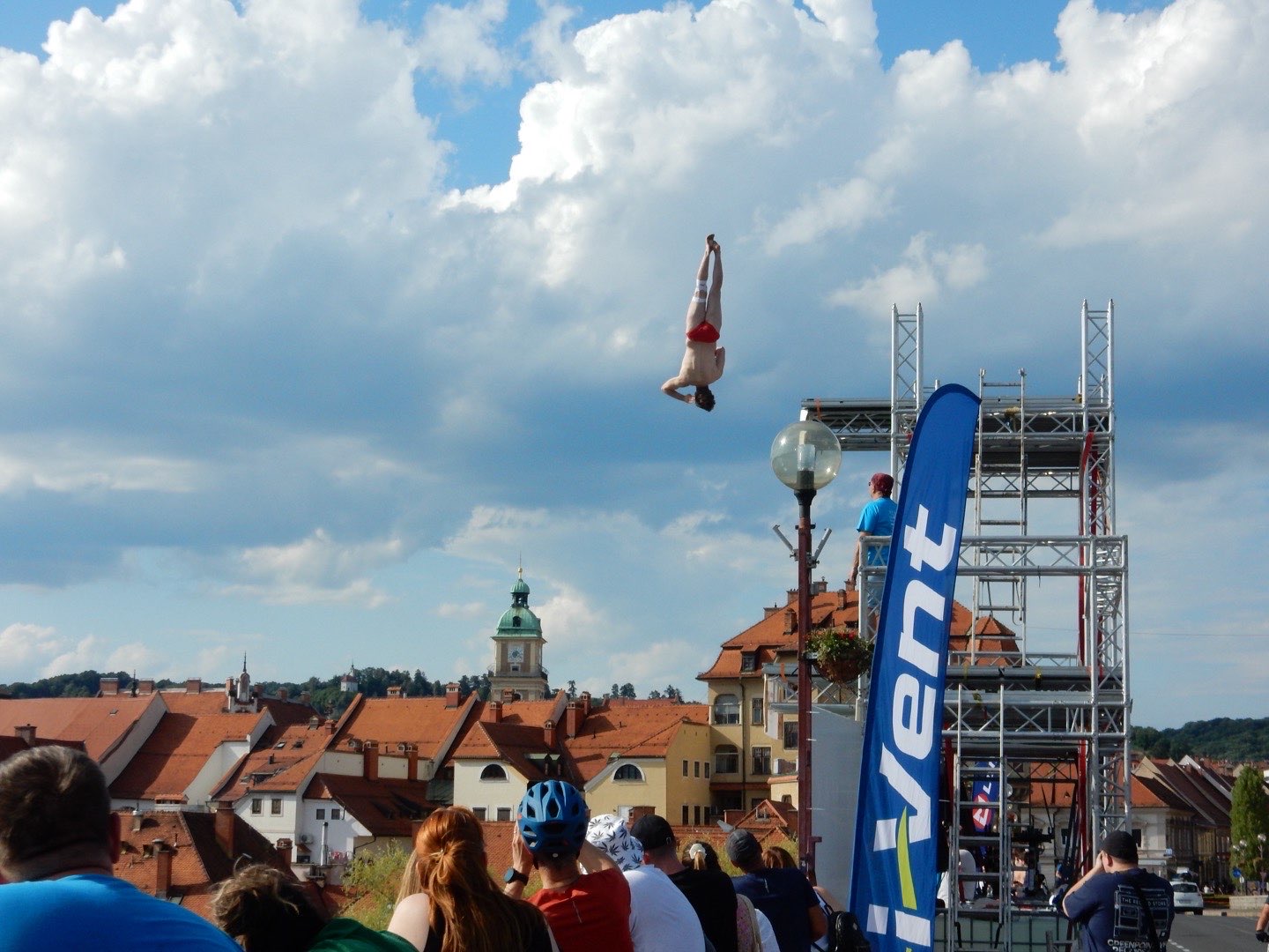 FOTO: Na spektaklu v Mariboru skakalci v Dravo skakali z rekordnih 21 metrov