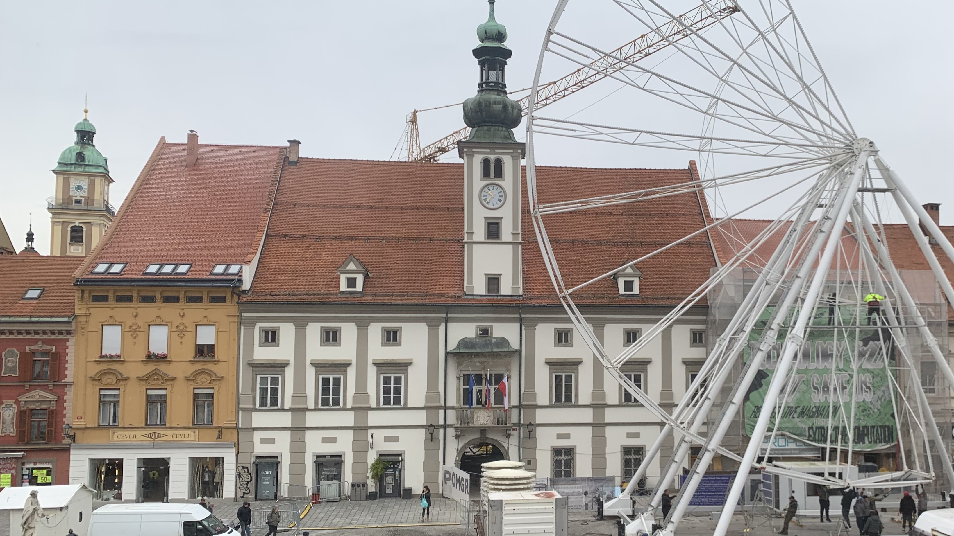 FOTO: Panoramsko kolo na Glavnem trgu že dobiva obliko, kdaj bo prva vožnja?