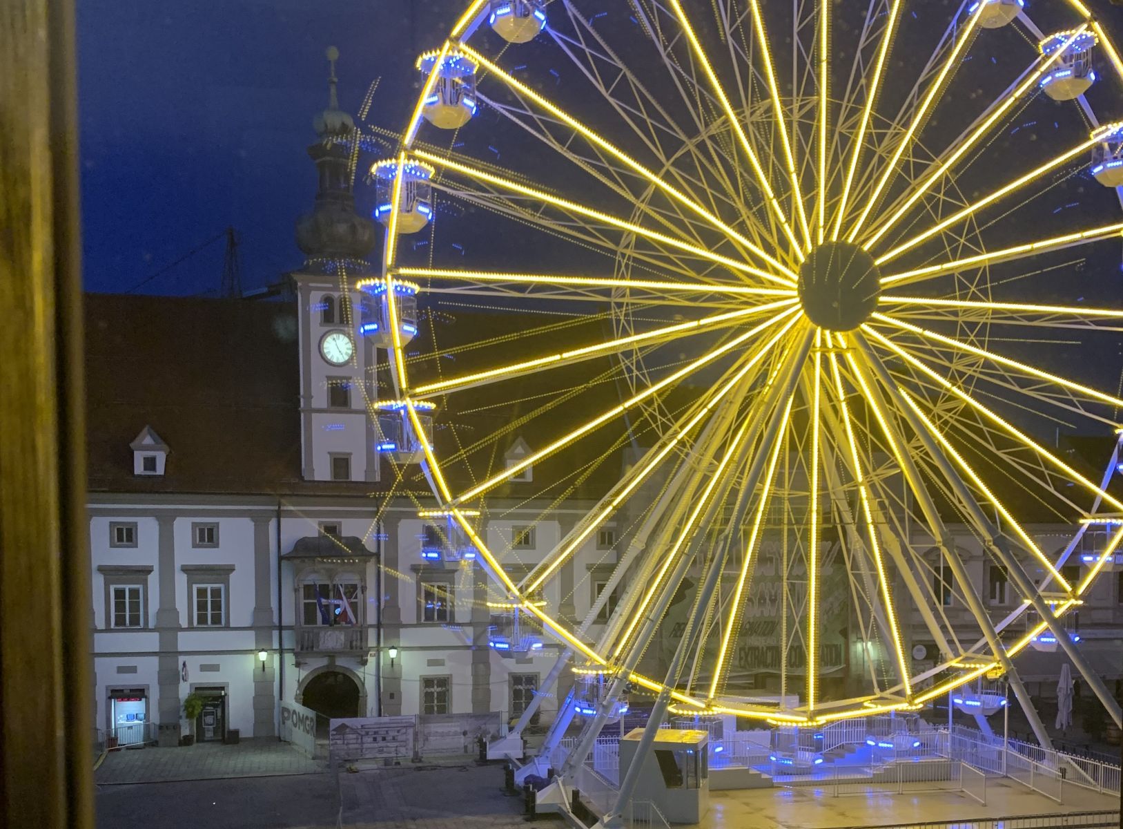 FOTO: Maribor se že ogreva za praznike, tako bo letos žarelo panoramsko kolo