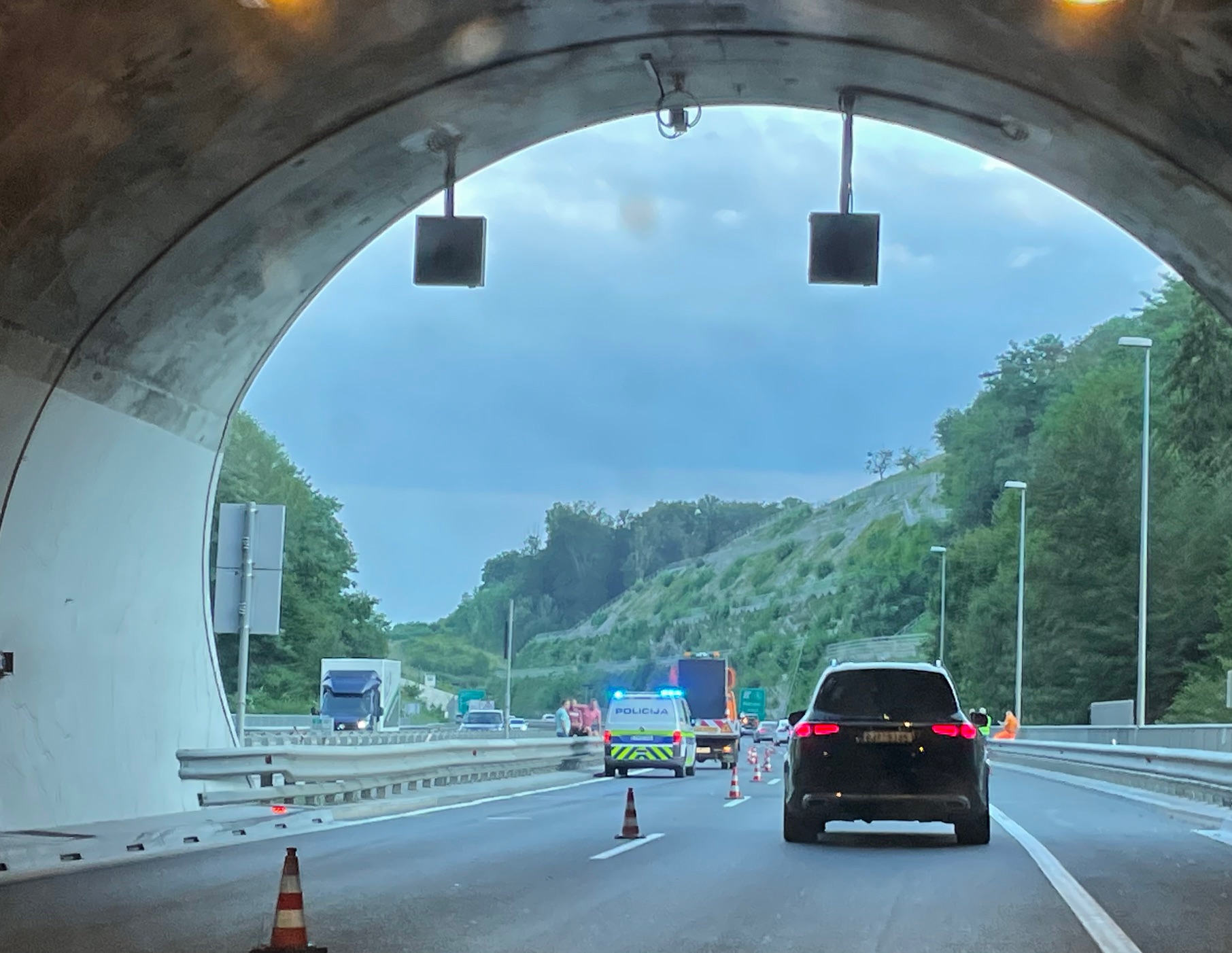 Zaradi nesreče zaprta hitra cesta
