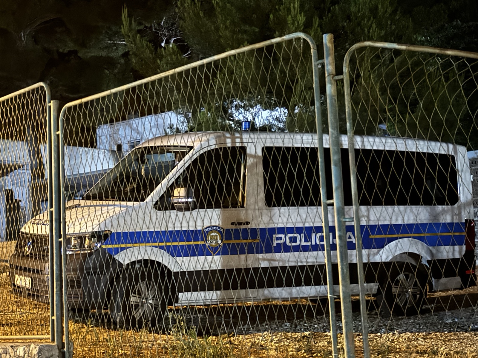 Slovenca na Hrvaškem pretepla starejše goste, ob aretaciji pa napadla in poškodovala še policiste