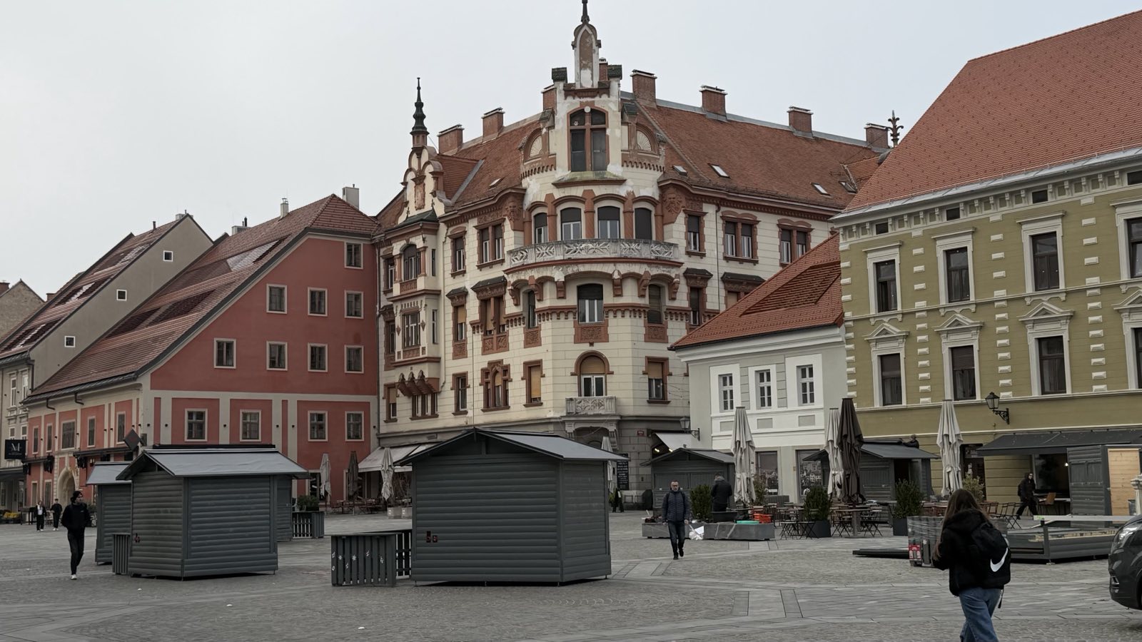 FOTO: Prihaja praznični december, na Glavnem trgu že raste božična vasica