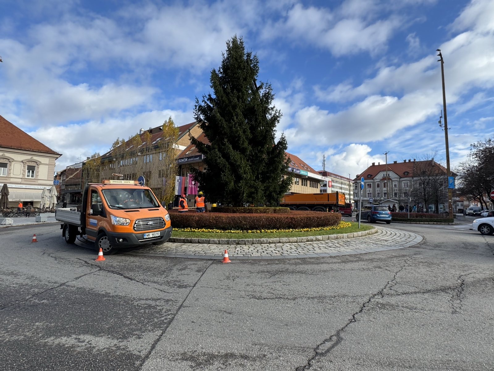 FOTO in VIDEO: Na Glavnem trgu že stoji praznična smreka