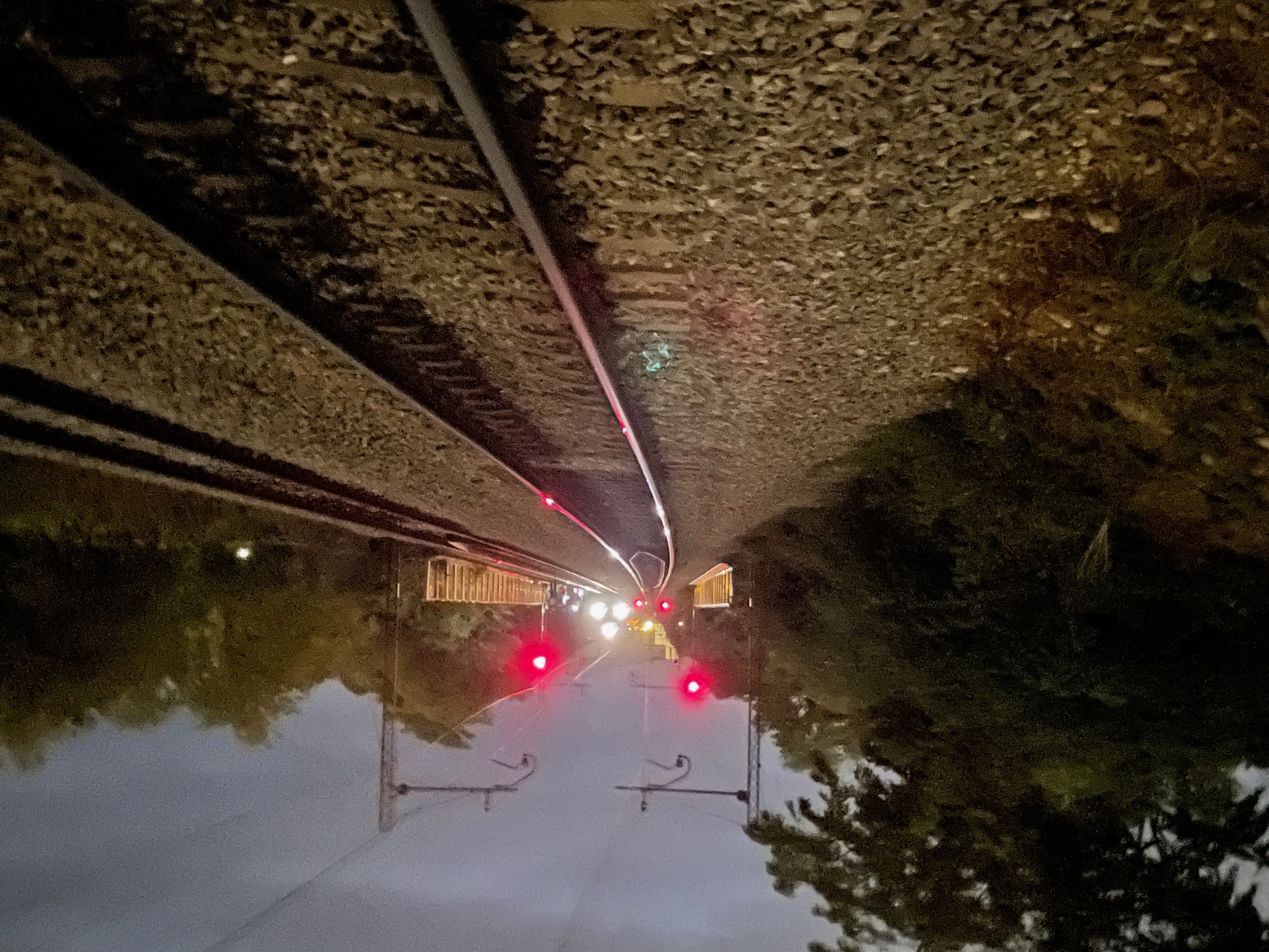 Malomarnost na tirih: Mladi strojevodja "spregledal" naložene vagone, uničil tovor in poškodoval sodelavca