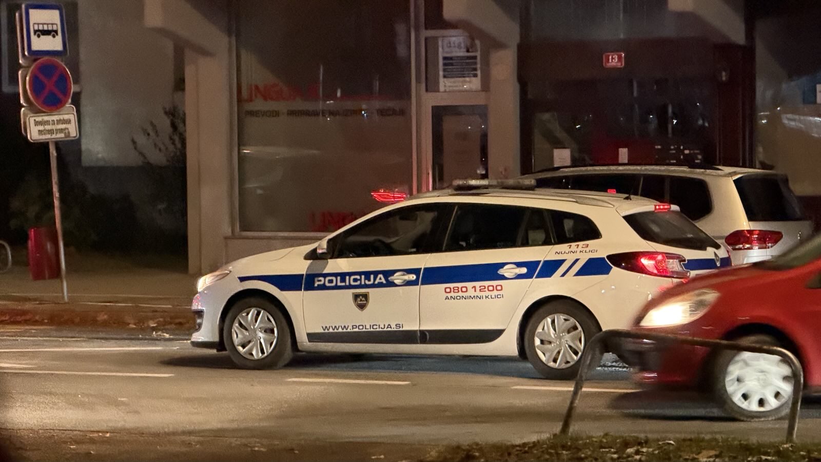 V Mariboru razgrajal in žalil varnostnike, policisti so ga morali na silo odpeljati