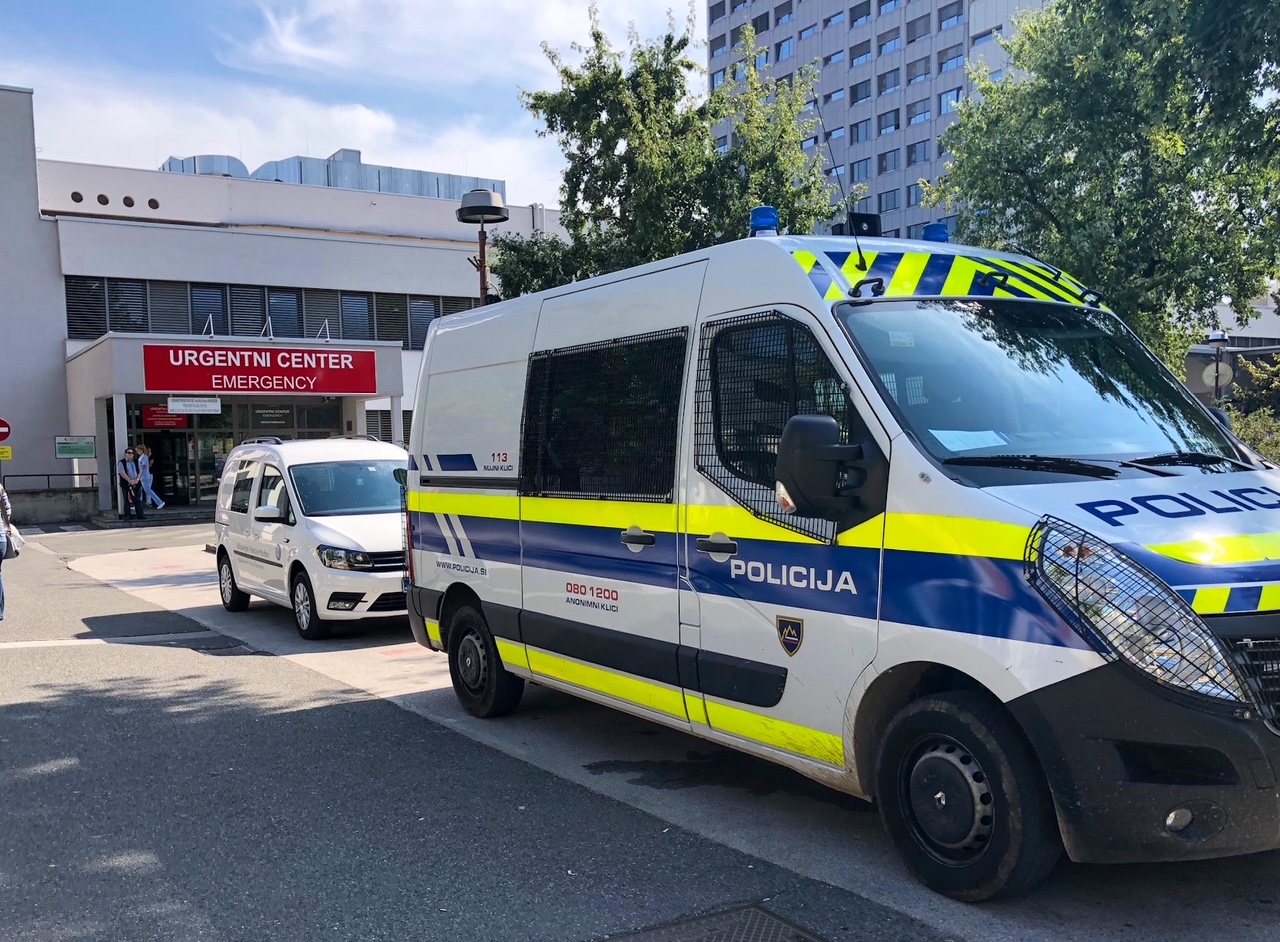 Območje umirjenega prometa: S kombijem vzvratno zbil peško, ki je končala v UKC Maribor