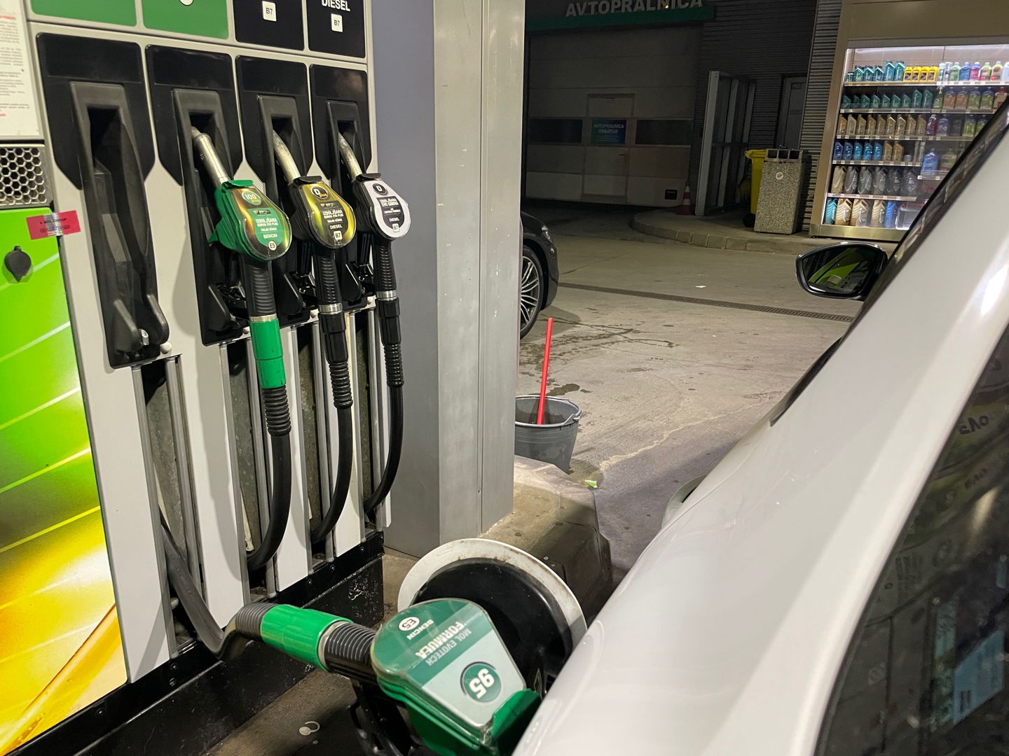 Prihajajo nove cene: Toliko bomo predvidoma za liter bencina odšteli od torka