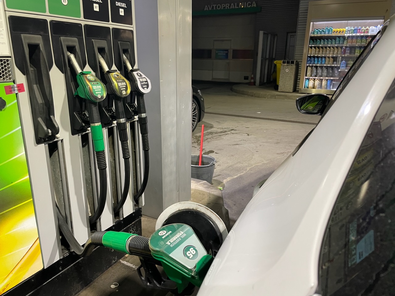 Naslednja dva tedna cene goriv višje, koliko bomo odšteli za liter?