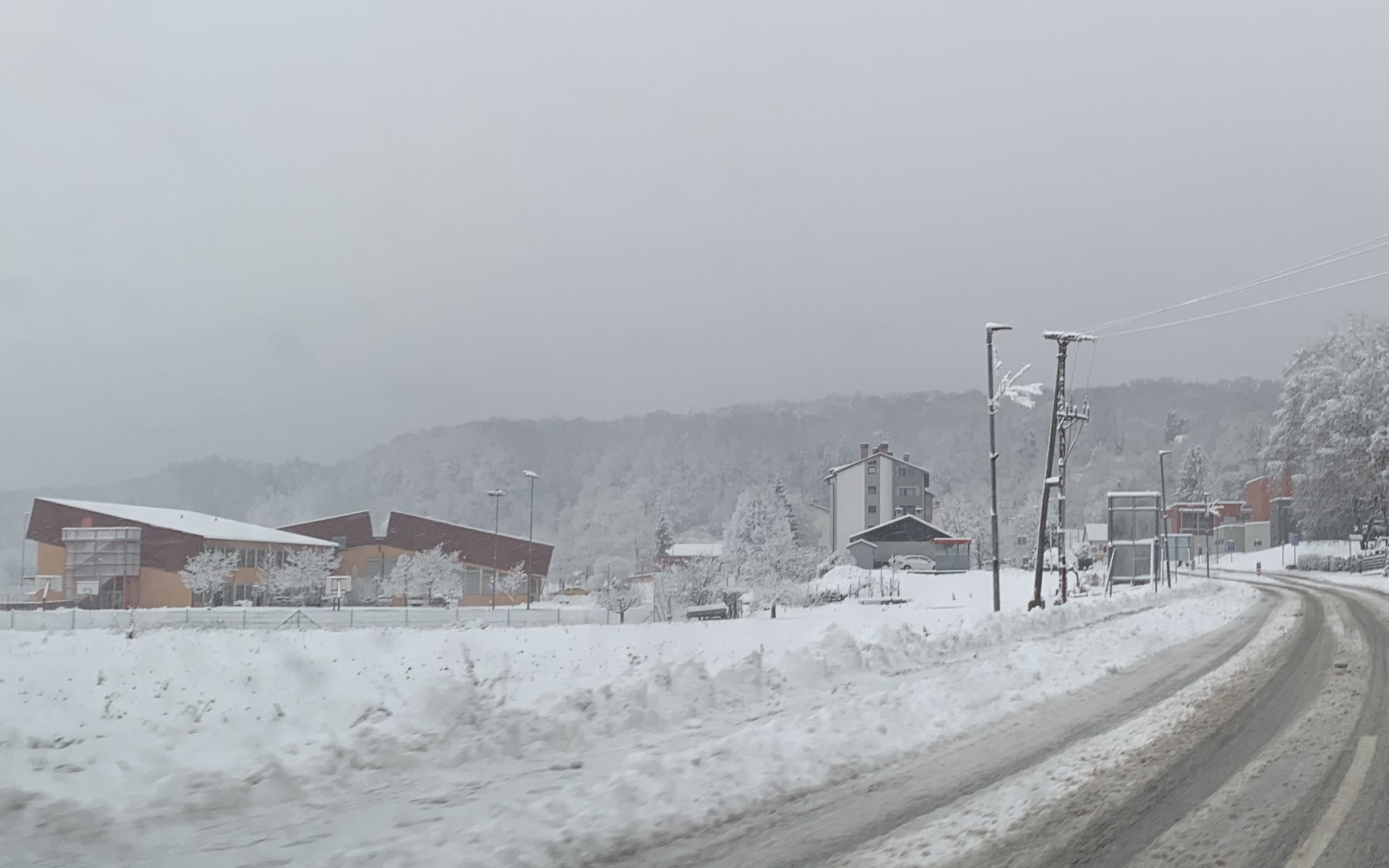 V OŠ Majšperk živo srebro padlo na 14 °C, otroci pa morajo guliti šolske klopi v zimski opremi