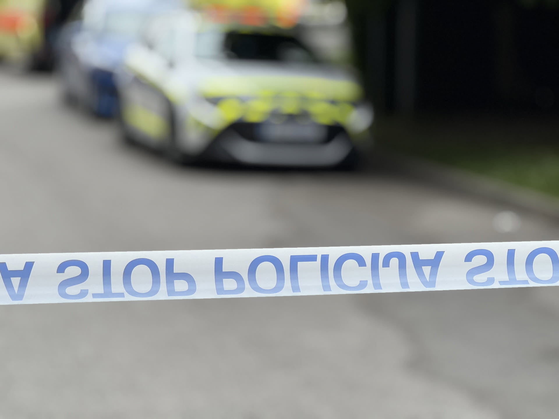 Filmski rop na Štajerskem: Splezali na streho, naredili luknjo in se po cevi spustili v prodajalno