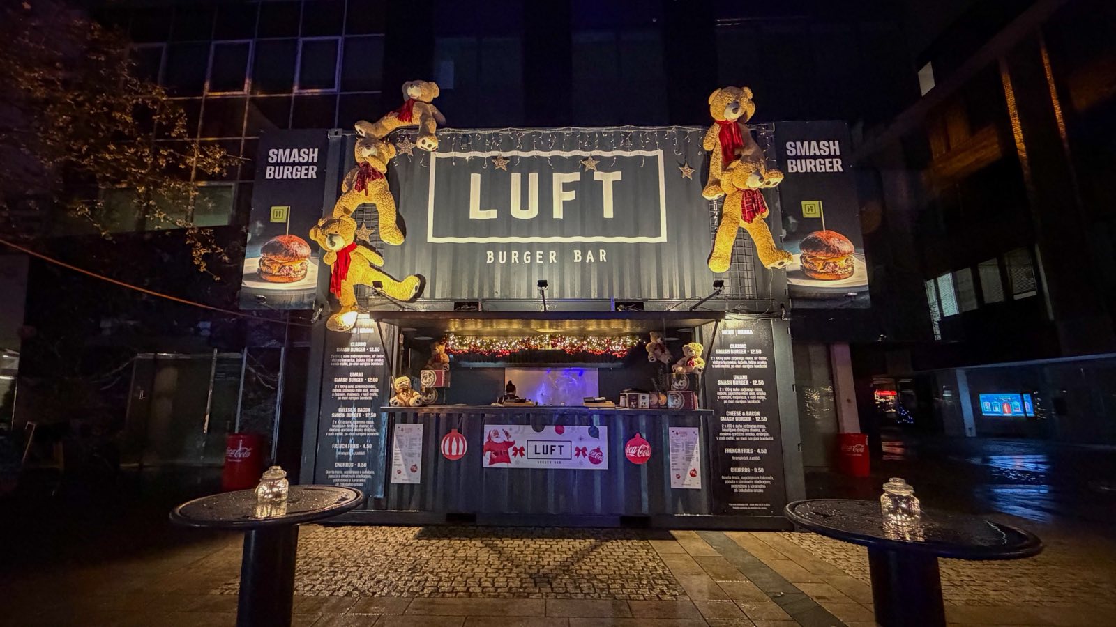 Ste opazili 8-metrsko stojnico na Trgu Leona Štuklja? Kultni LUFT prvič 'na tleh' (in to z vrhunskimi smash burgerji)