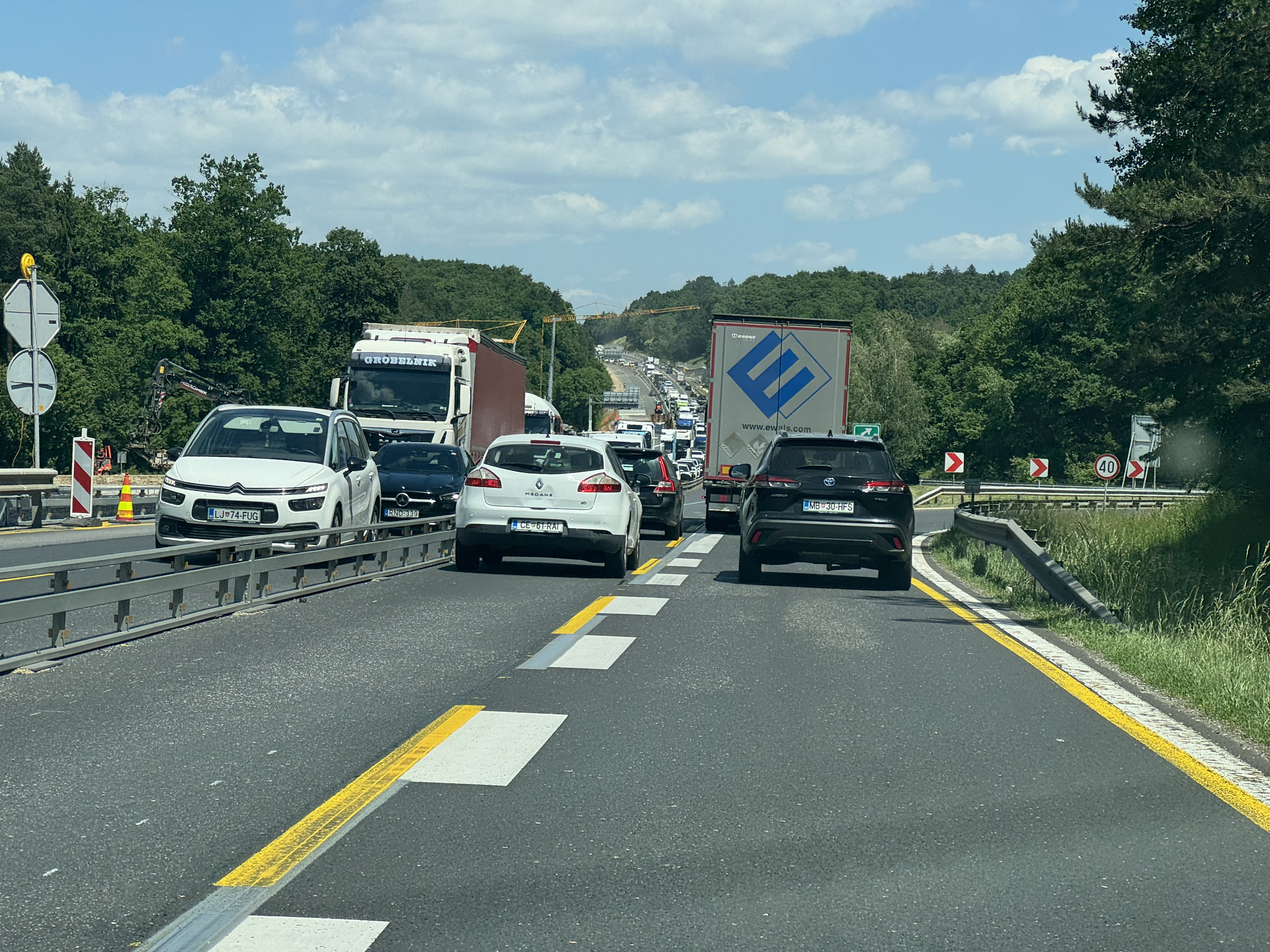 Goreče vozilo zaprlo štajersko avtocesto, težave tudi pri Pragerskem