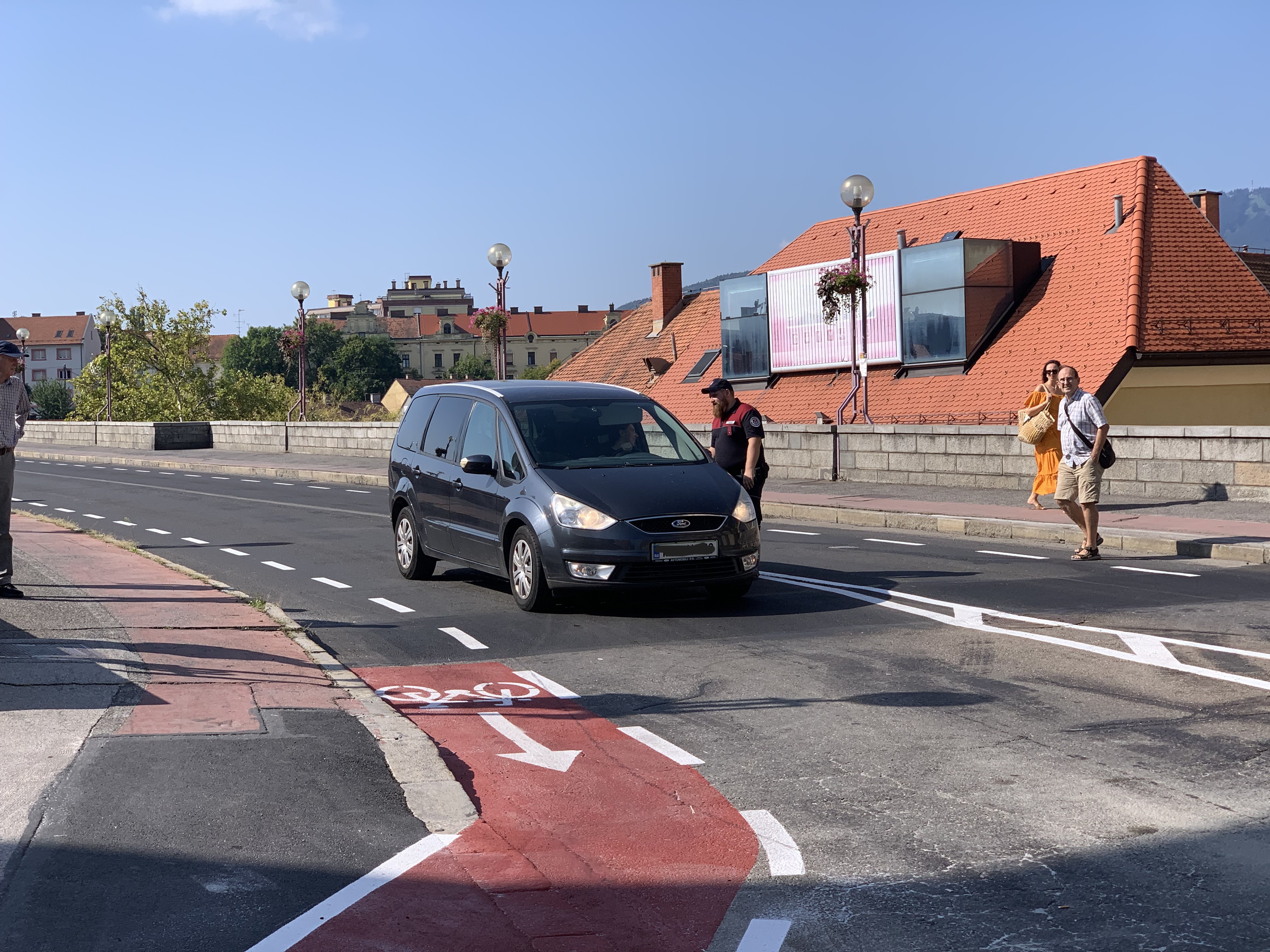 FOTO: Kaos zaradi zaprtja na Glavnem mostu, na kršitelje čakajo redarji