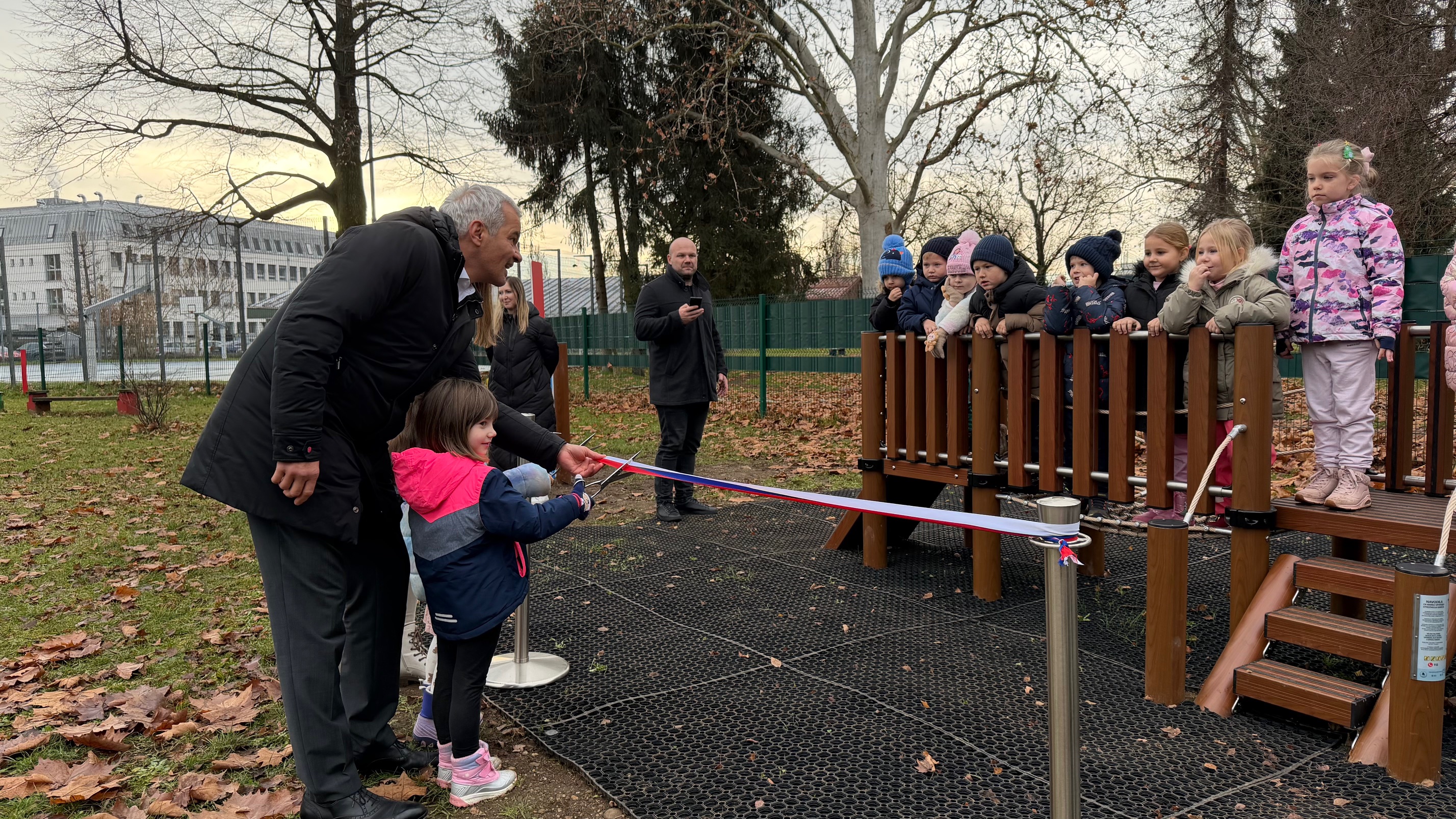 FOTO in VIDEO: V Vrtcu na Teznu nova igrala predali namenu