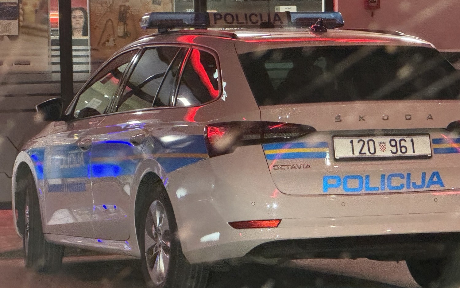 Drama na hrvaški obali: Slovenec med vožnjo pijan mahal s pištolo