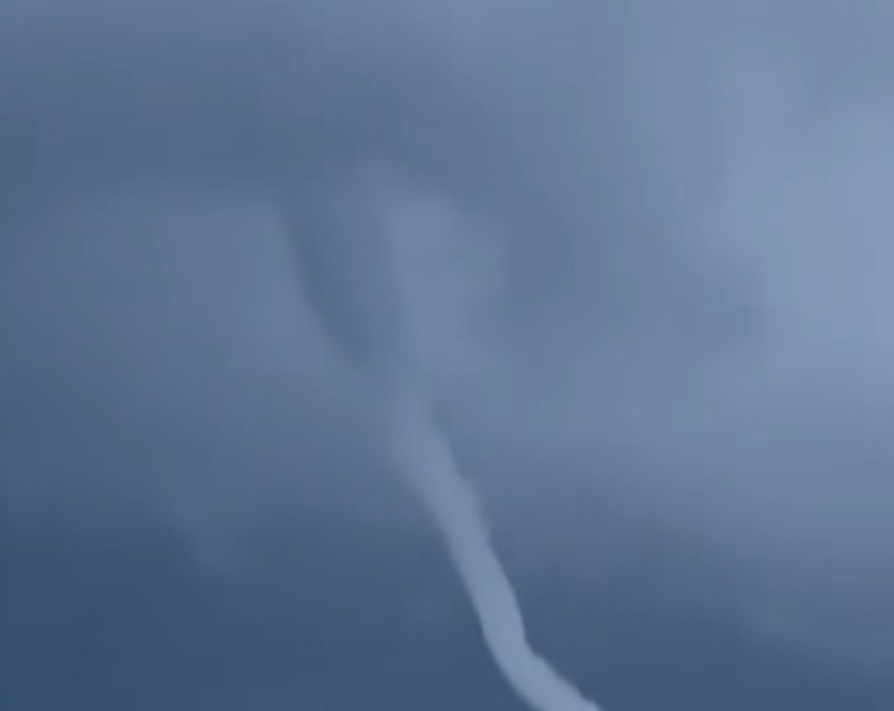 FOTO: Med nevihto ne daleč od Maribora zametek tornada, a k sreči se ni dotaknil tal