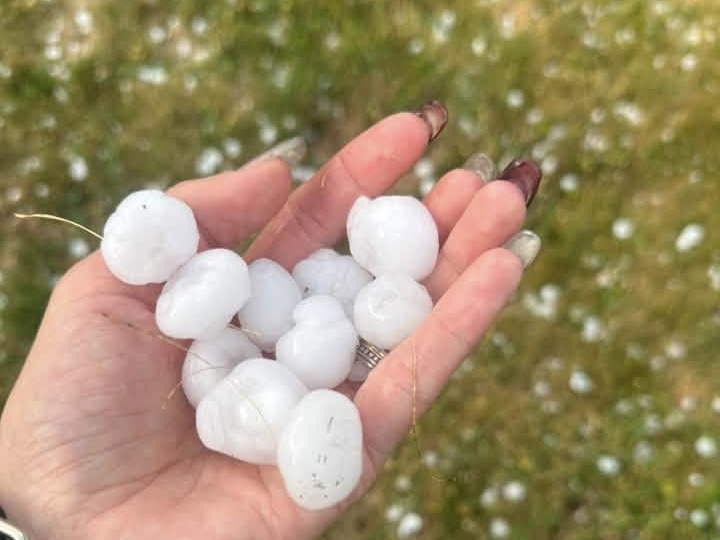 Nevihte dosegle Slovenijo: Koroško prizadela debela toča in poplave, nevarnost se zdaj pomika proti vzhodu