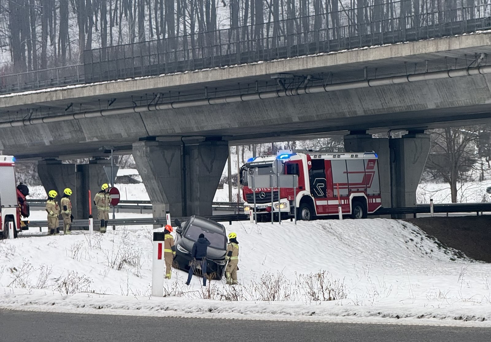 FOTO: Pesniški rondo: Vozilo zdrsnilo s ceste in končalo v snegu