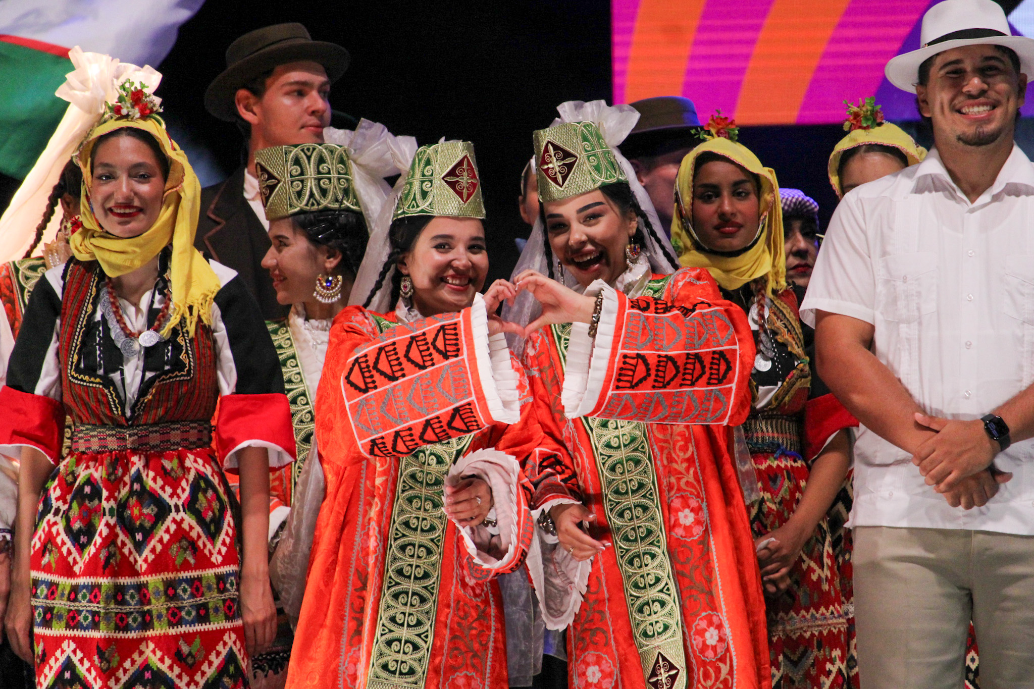 FOTO in VIDEO: Mednarodne folklorne skupine so se z izjemnimi nastopi poslovile od mariborskega občinstva
