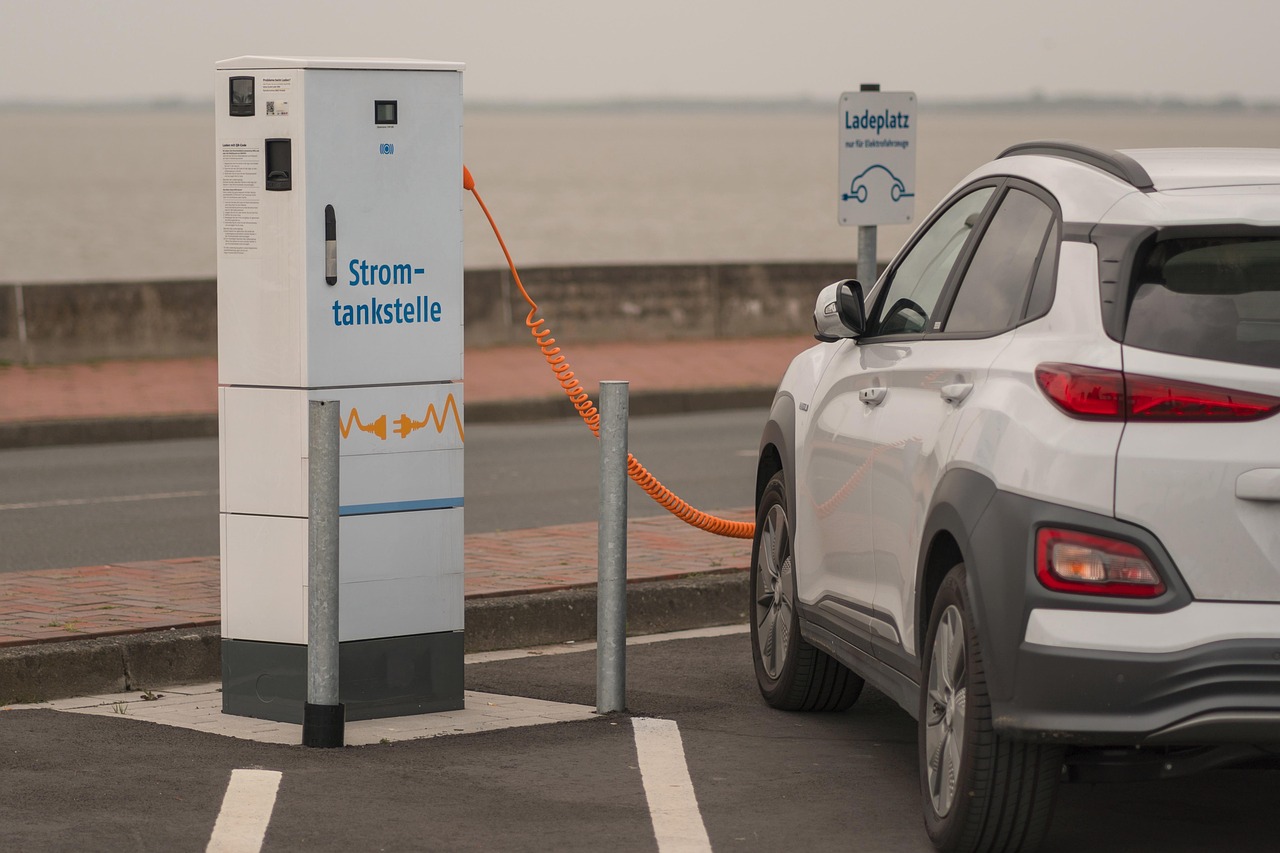 Slovenija na dnu lestvice glede registracij povsem električnih vozil