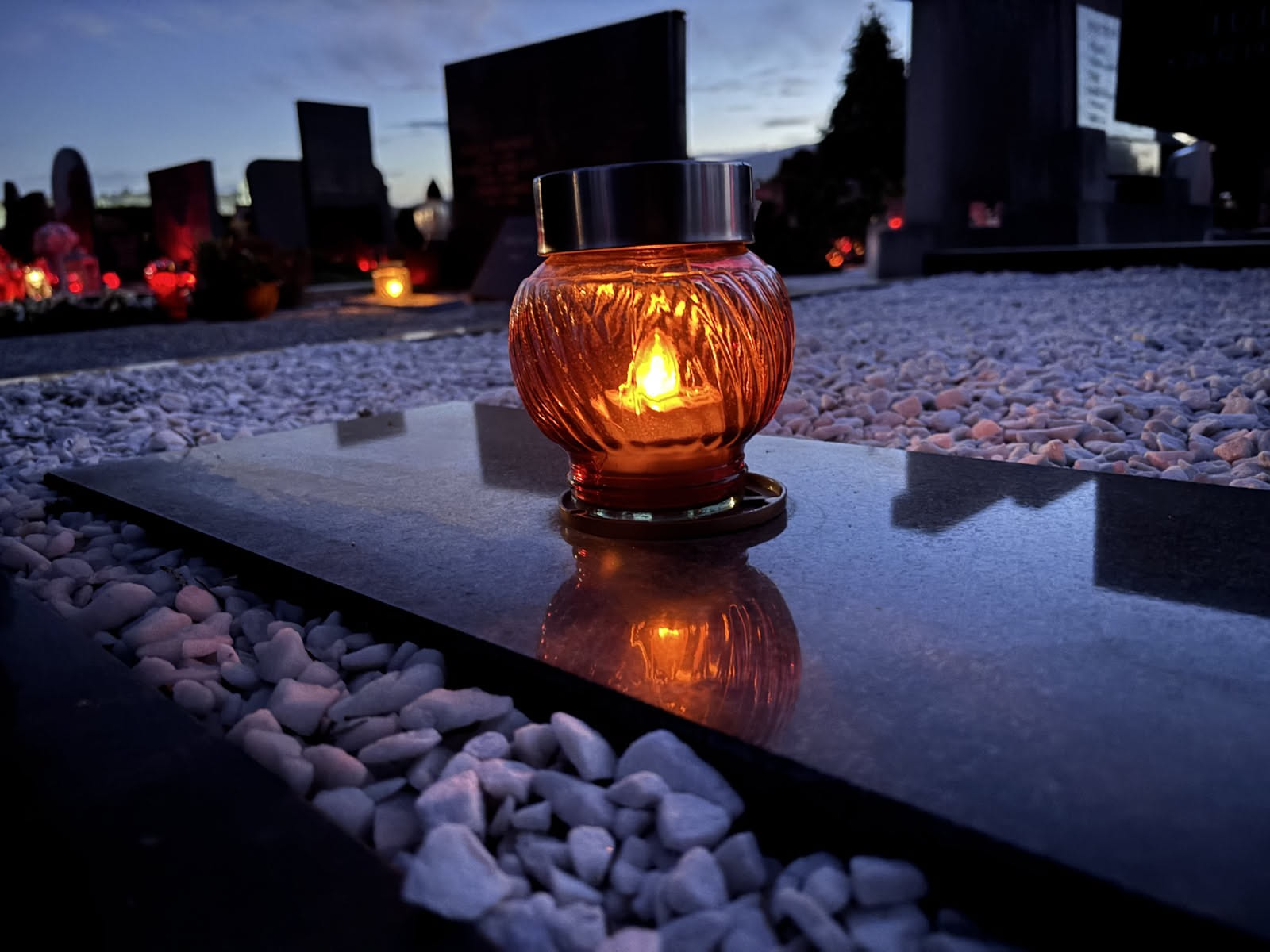Otrok se ni prepričal, da lahko varno stopi na cesto: Pred mamo ga je do smrti zbil 45-letni voznik