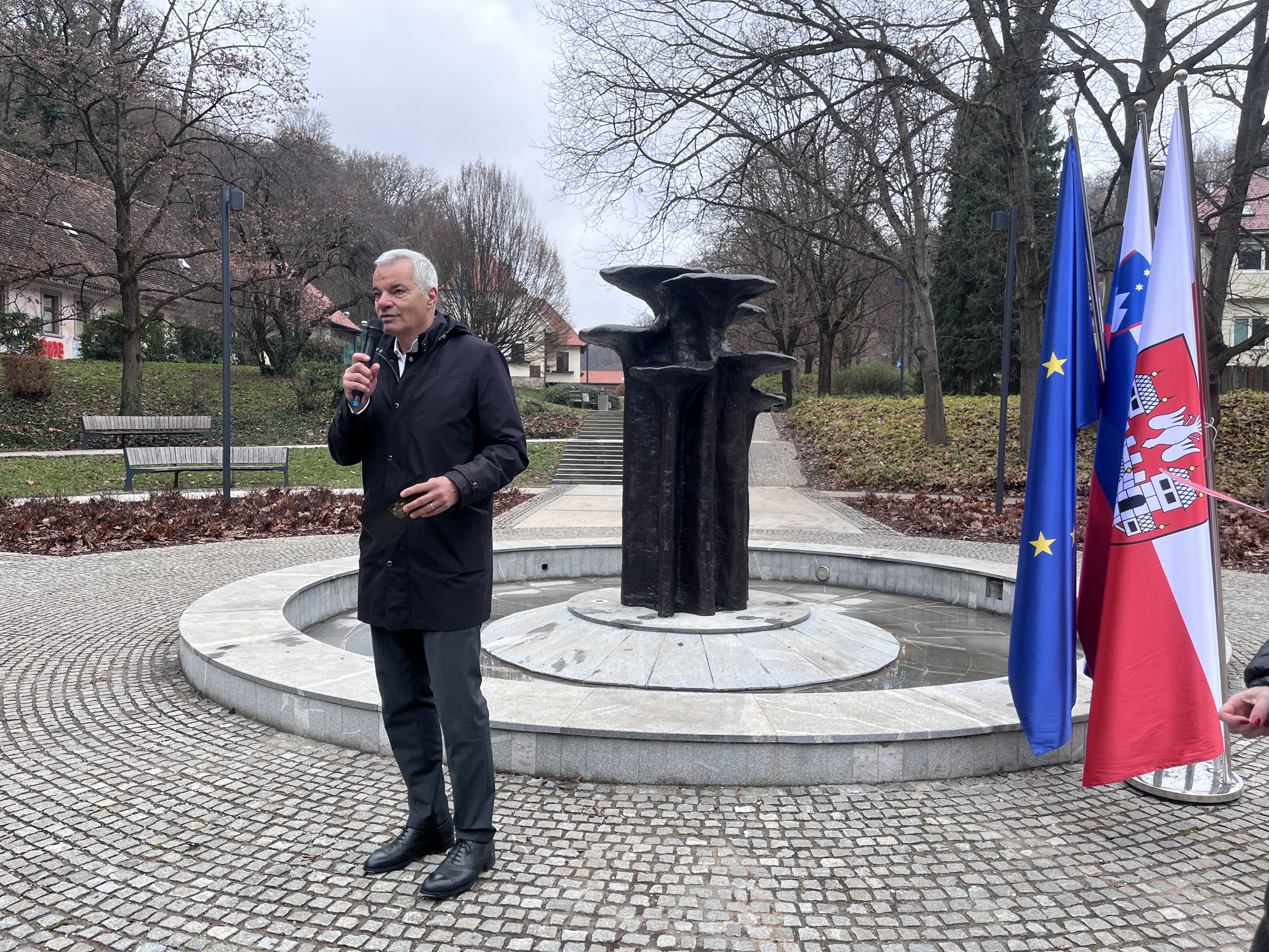 FOTO: Po tatvini v mestnem parku fontana Gobice znova živi