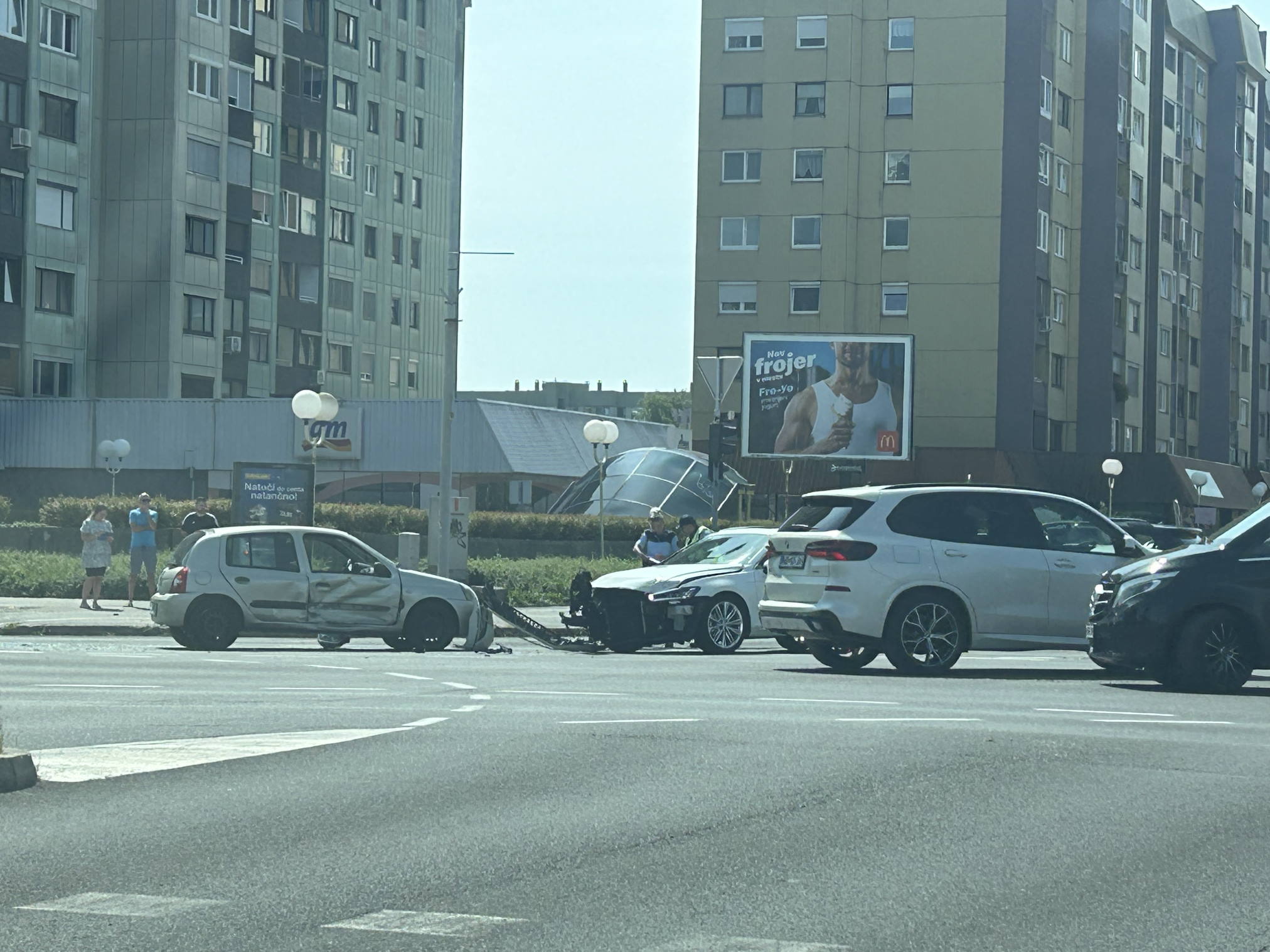 FOTO: Nesreča na Cesti proletarskih brigad povzroča zastoje