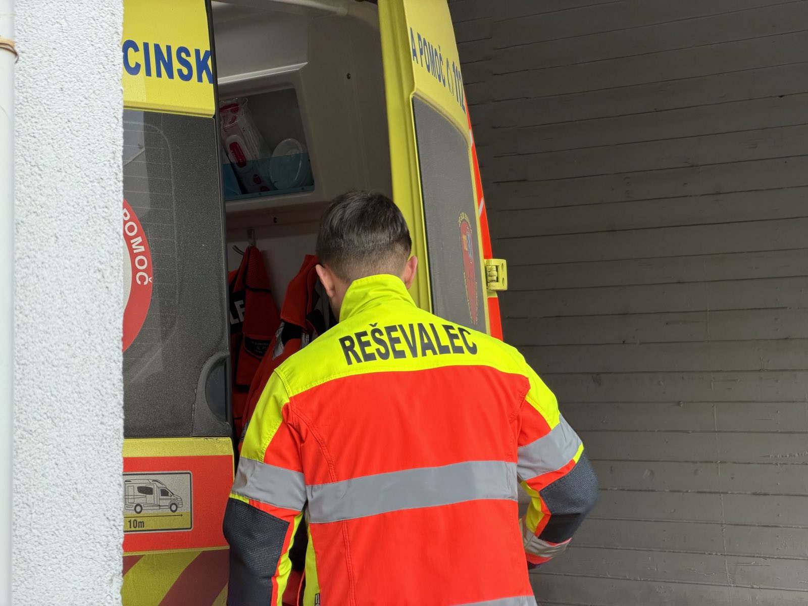 Huda nesreča na Teznem, delavec poškodovan pri delu s strojem