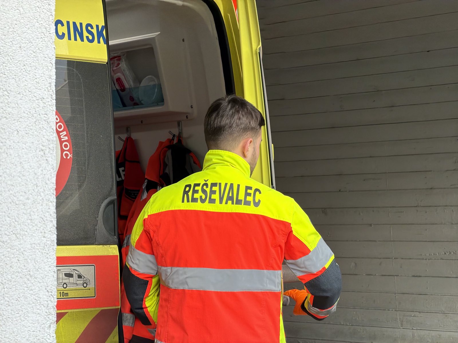 Tragedija v Ljubljani: Po trčenju z avtobusom ugasnilo mlado življenje