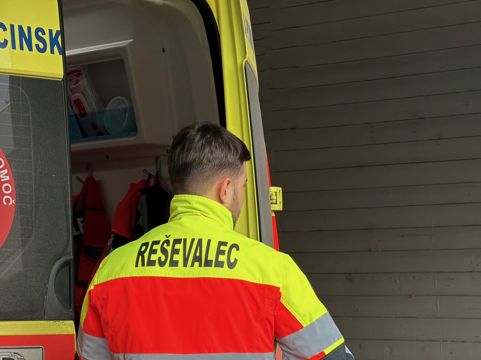 UKC Maribor prejel sredstva za novo vozilo: Državni sekretar razkril, kdaj bo na voljo našim bolnikom