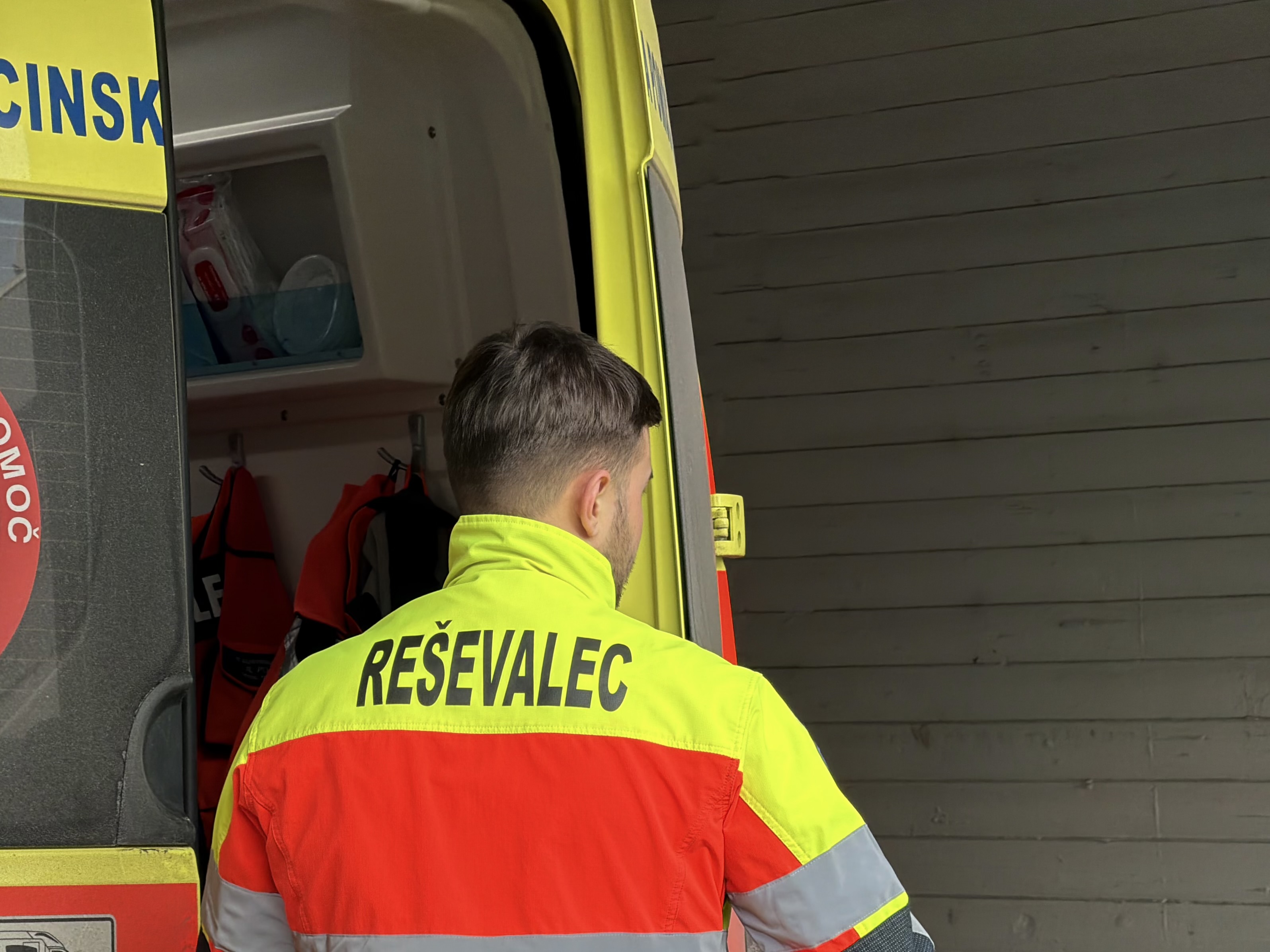 PU Maribor: Voznik na prehodu za pešce “spregledal” peško, ta je pristala v bolnišnici