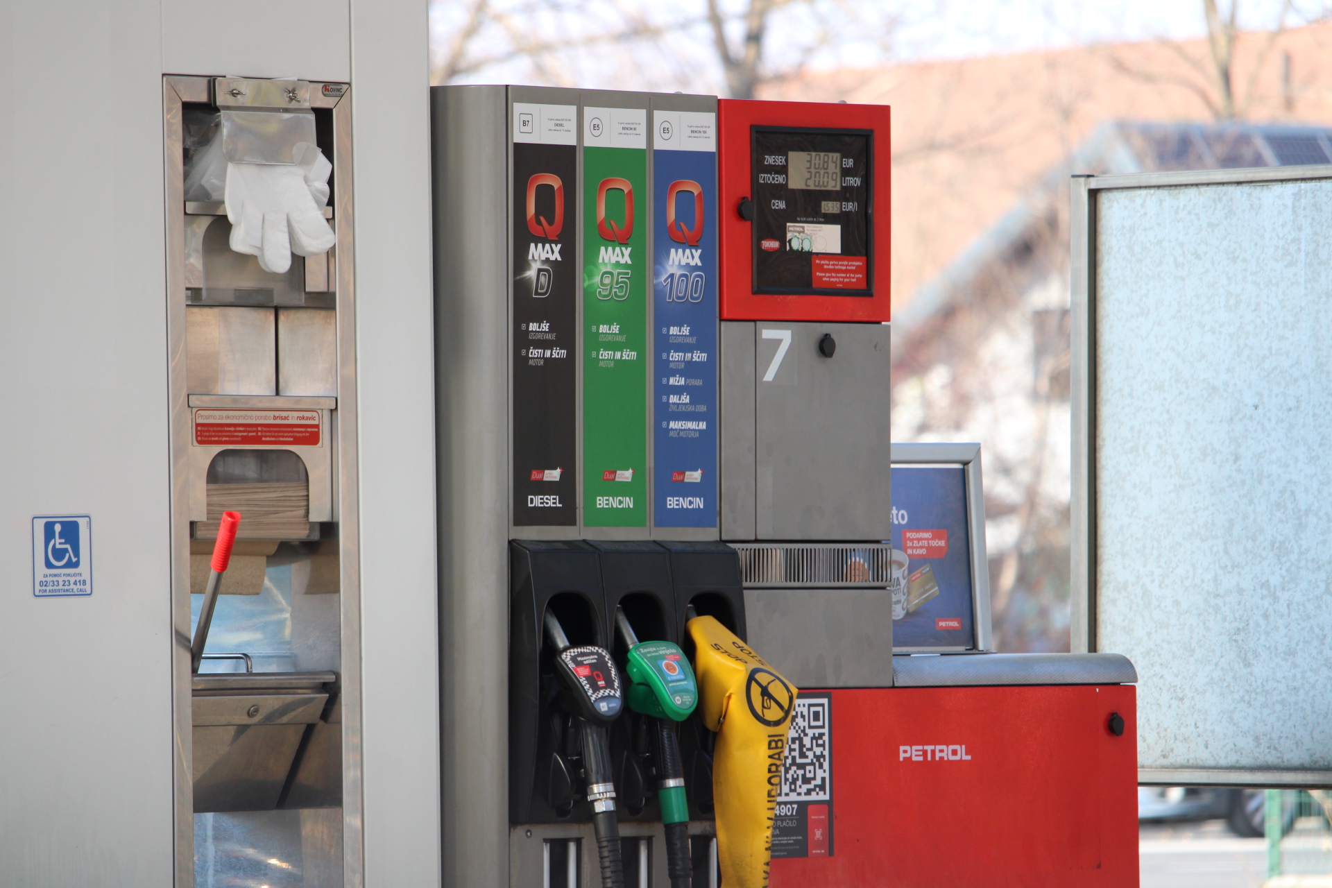 Se vam splača danes tankati? Dizel bo cenejši, bencin pa ...