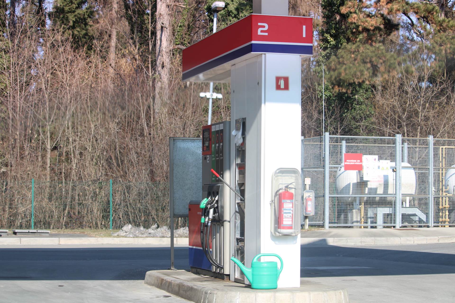 V Sloveniji grozi zapiranje bencinskih črpalk in omejitve točenja goriva
