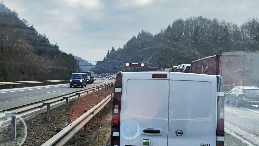 Zaradi prometne nesreče zaprta dolenjska avtocesta, vozniki obtičali v kilometrskih kolonah