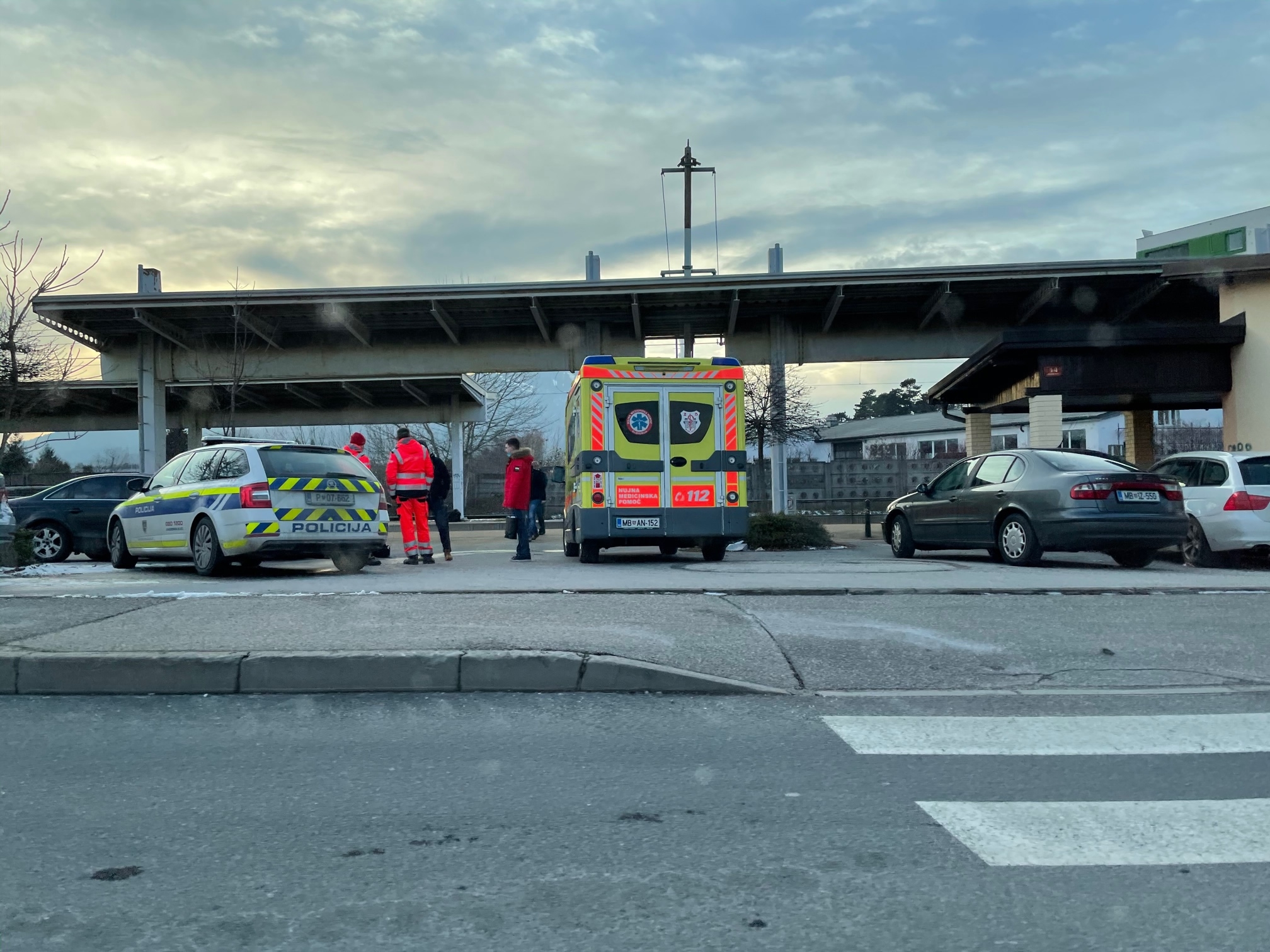 Mariborski policisti iščejo neznano žensko, ki je na parkirišču zbila peško in pobegnila