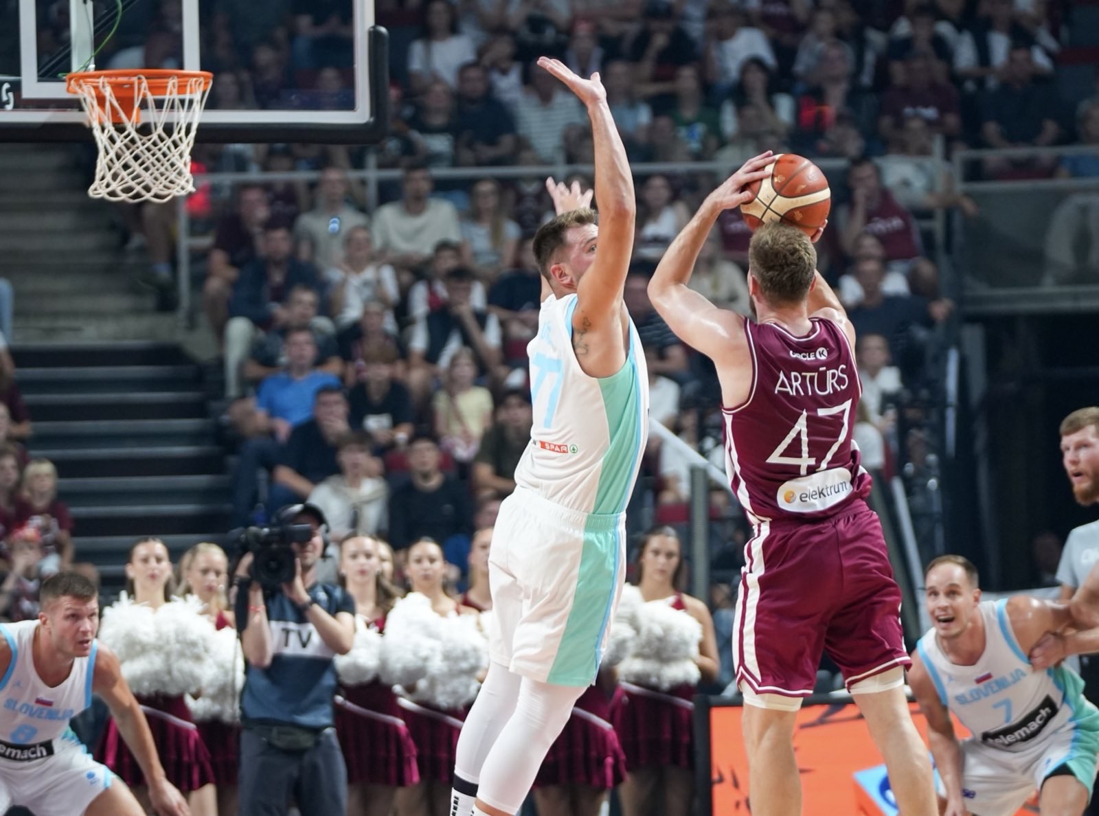 Dončić po nerodnem padcu predčasno v garderobo, Slovenija izgubila