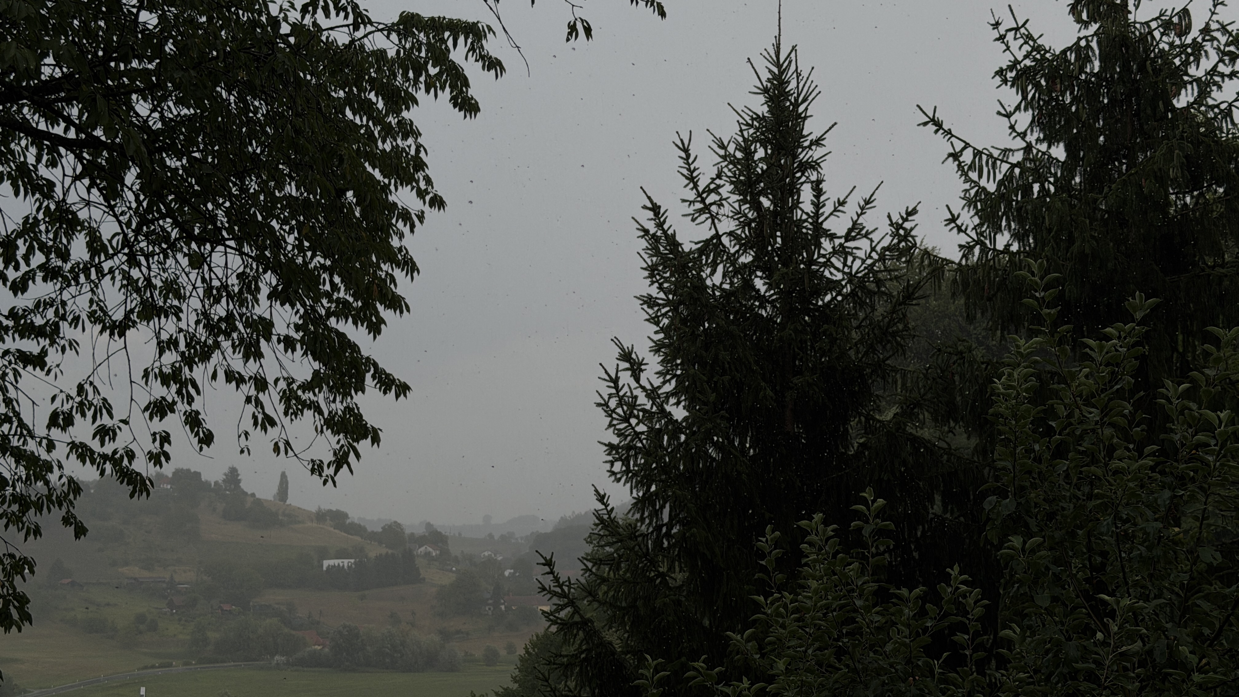 Napovedi meteorologov so se uresničile: Slovenijo zajele nevihte, možna je tudi toča