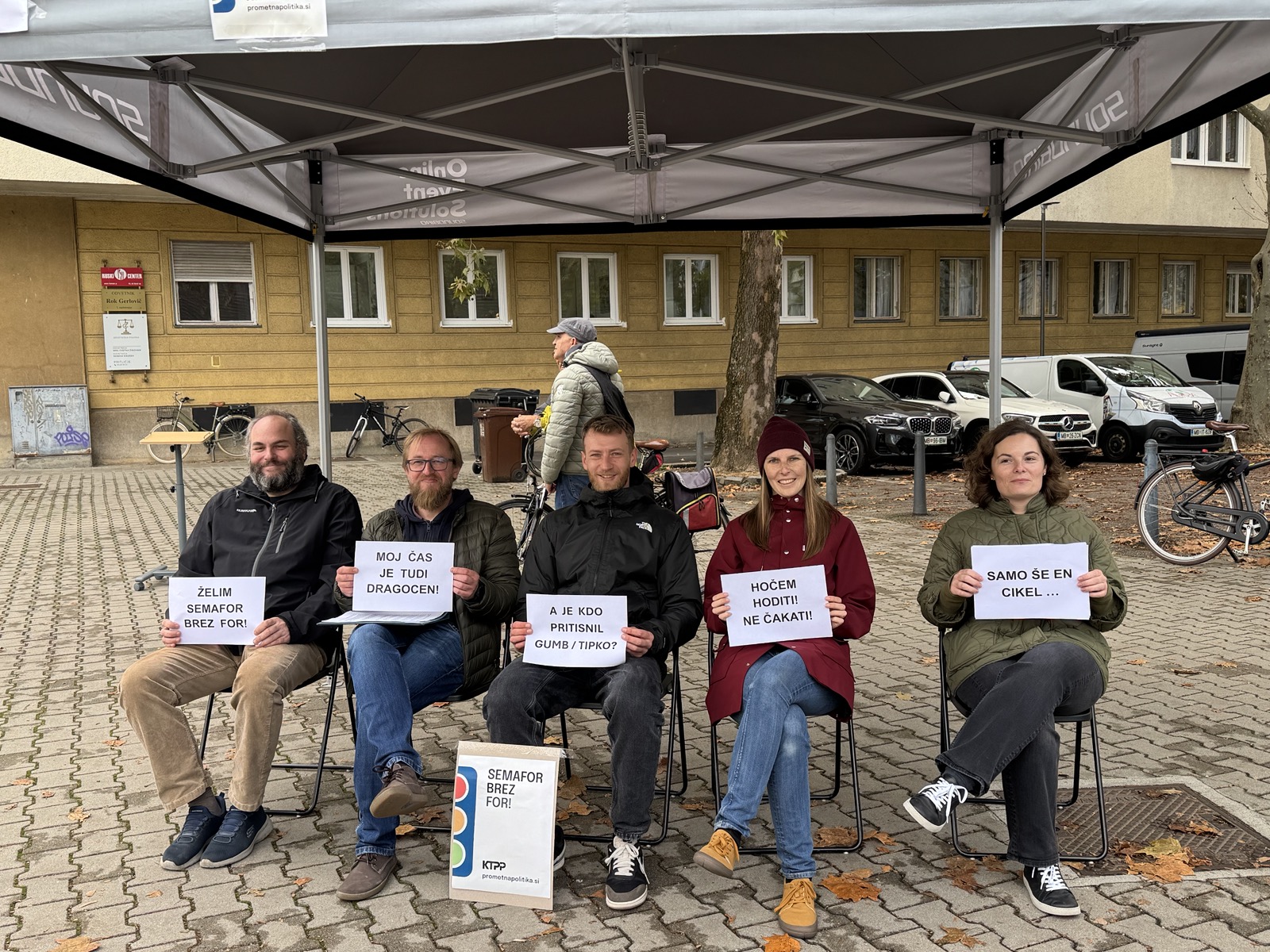 VIDEO: Postavili so čakalnico sredi mariborskega križišča in pokazali, kaj pešci doživljajo vsak dan