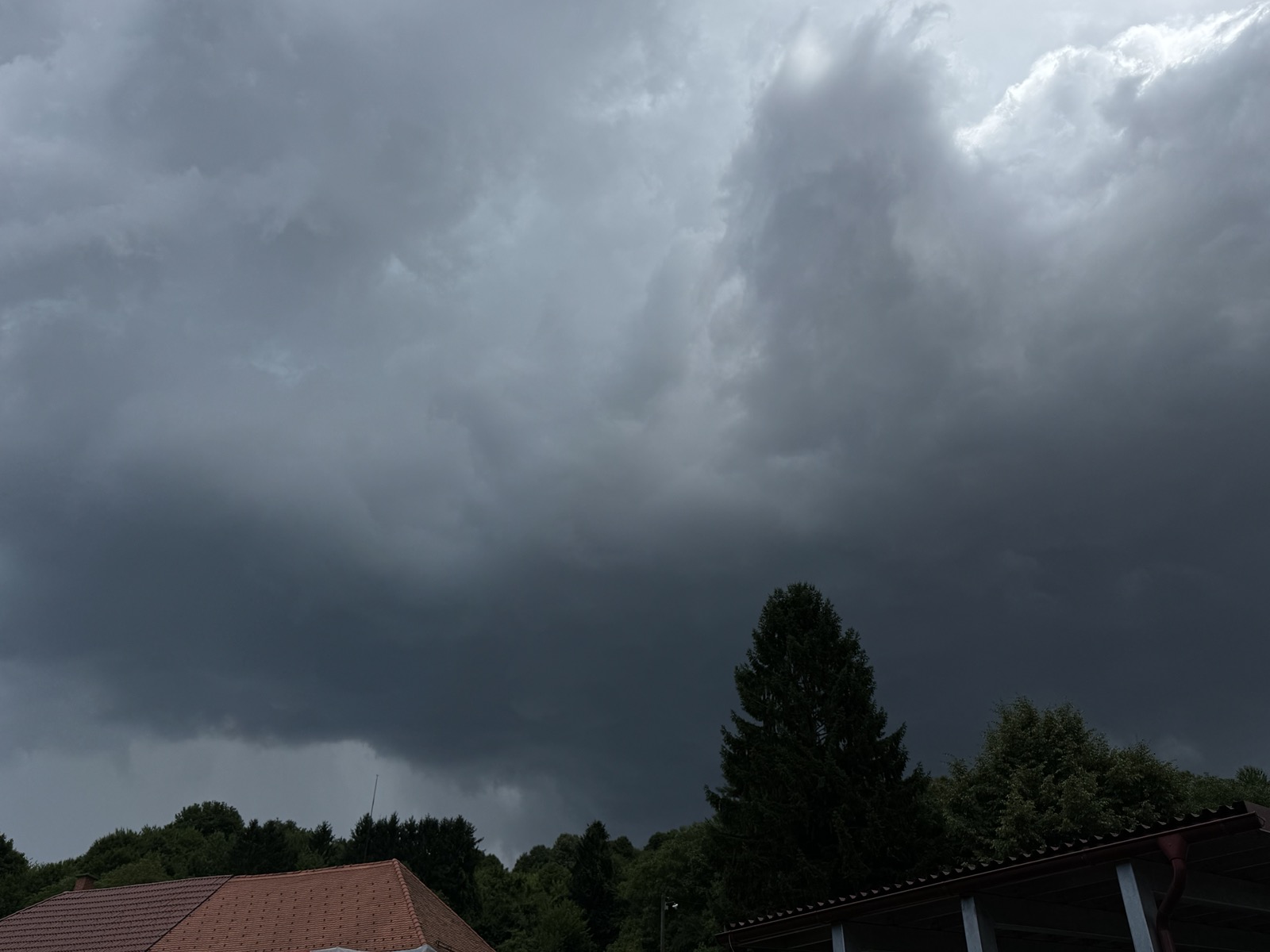 Meteorologi napovedujejo dva zelo vroča dneva, nato pa vremenski preobrat z nevihtami