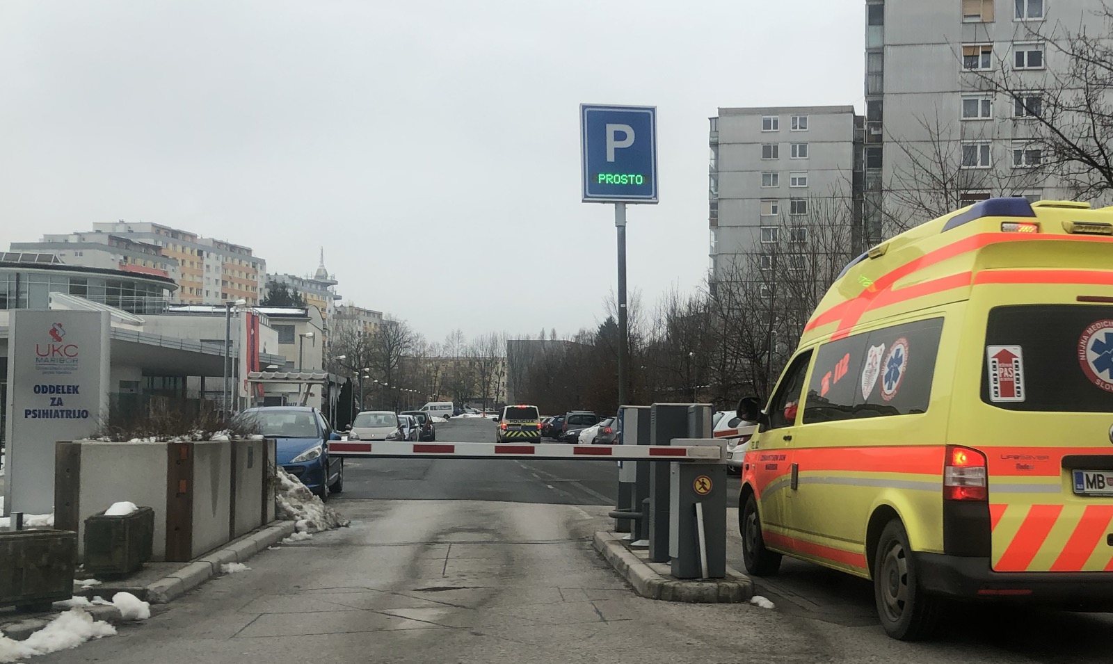 Nevzdržno stanje v UKC Maribor: Pacienti naj bi jedli na tleh in telovadili na hodnikih