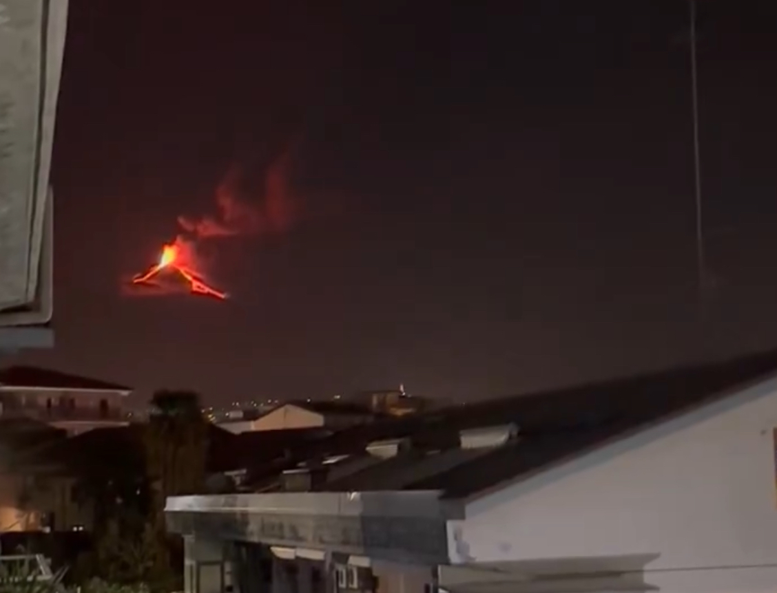 FOTO: Močan izbruh ognjenika Etna