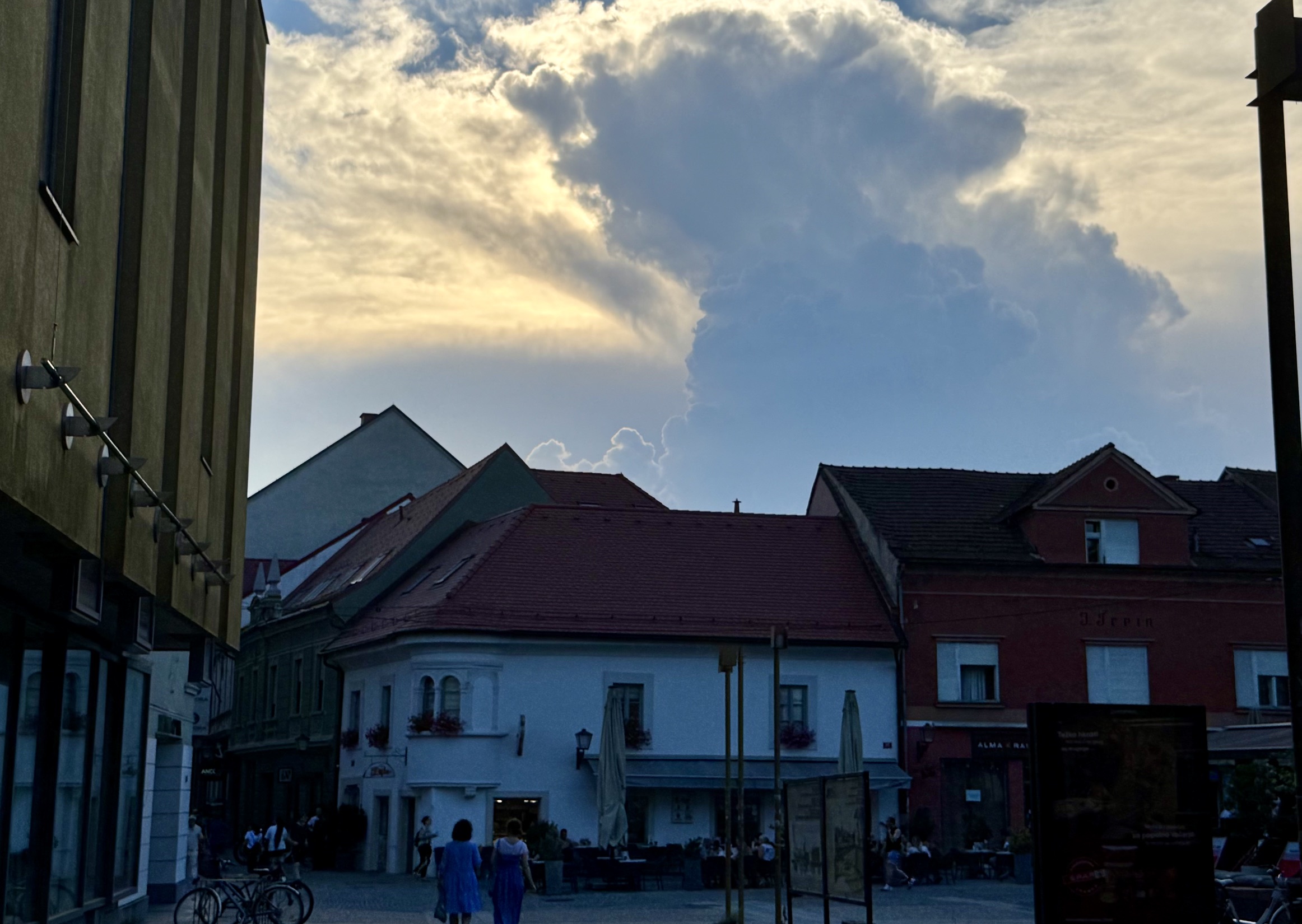 Nad Slovenijo še danes prihajajo plohe in nevihte, kje bo največja osvežitev?